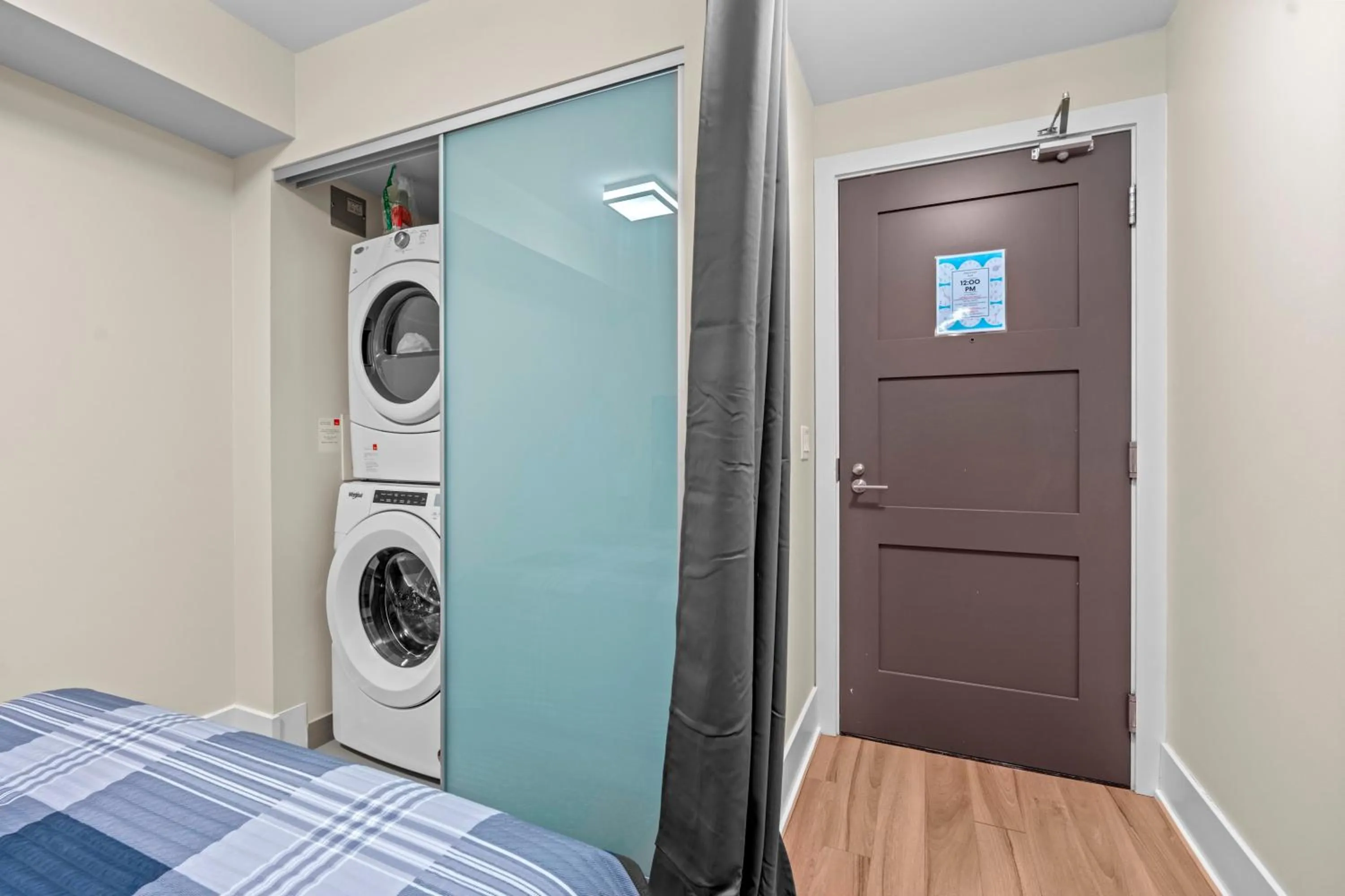 washing machine, Bed in GLOBALSTAY Modern Downtown Apartment