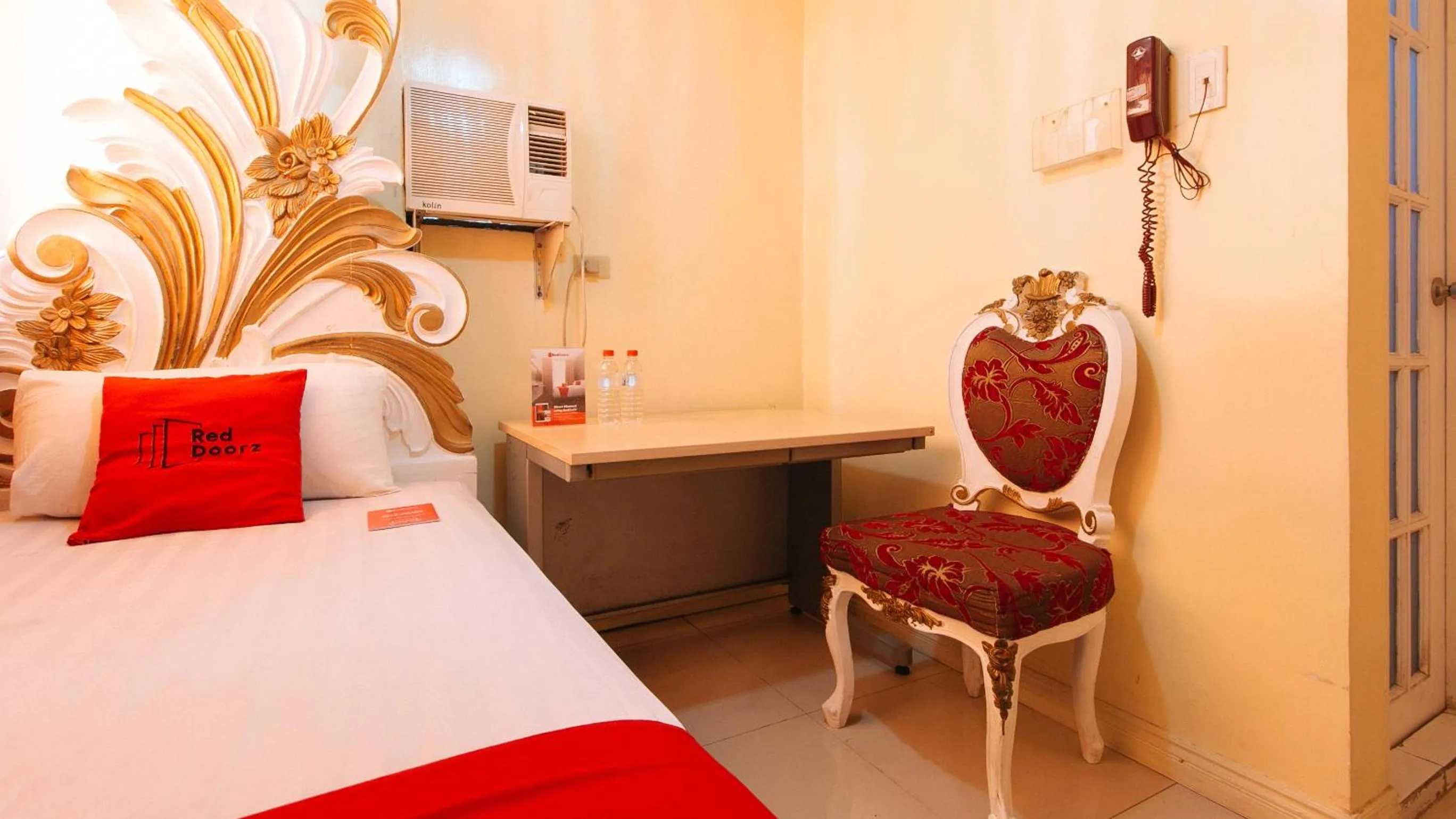 Bed in RedDoorz at Manila Venetian Hotel