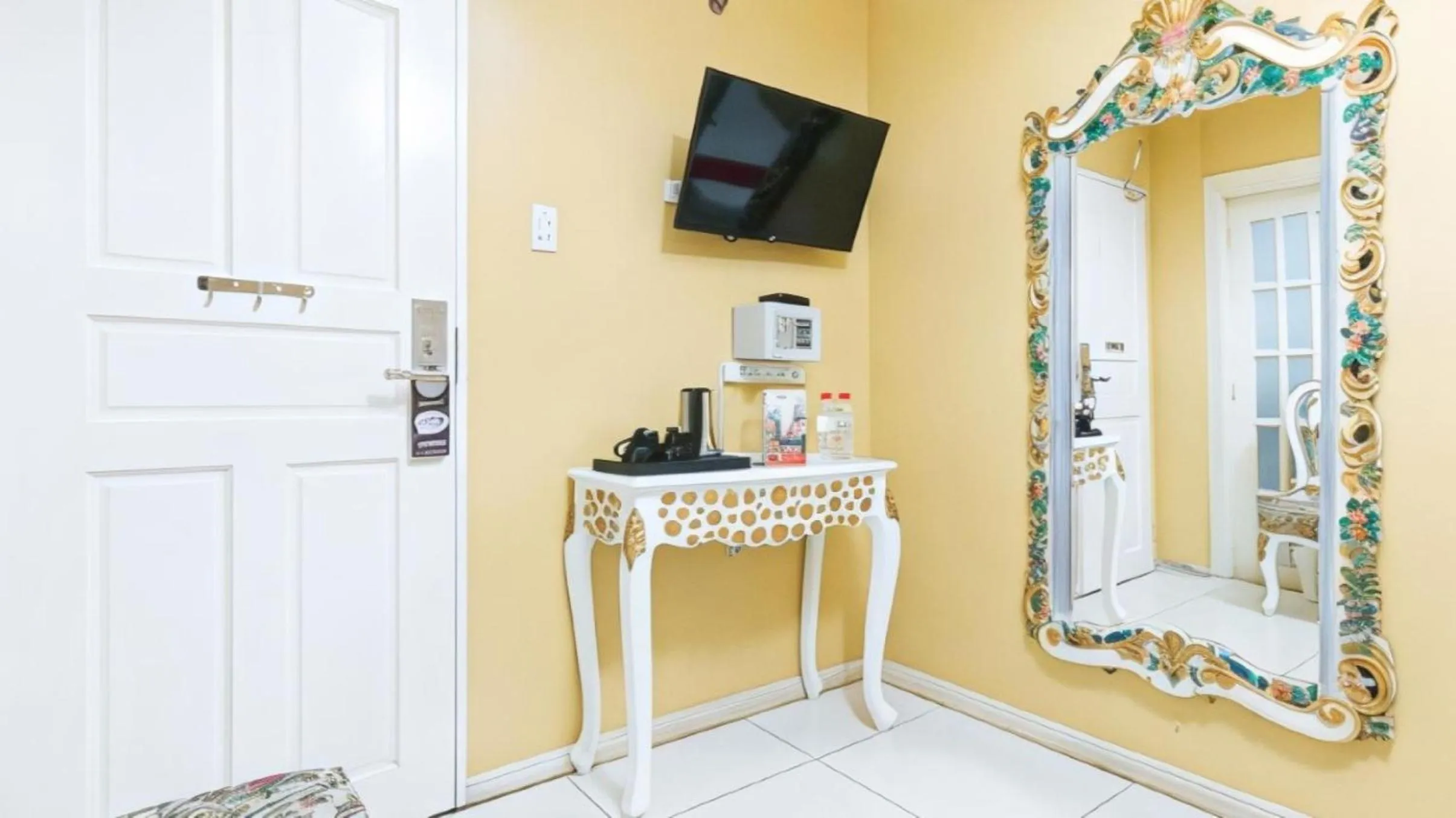 TV and multimedia in RedDoorz at Manila Venetian Hotel