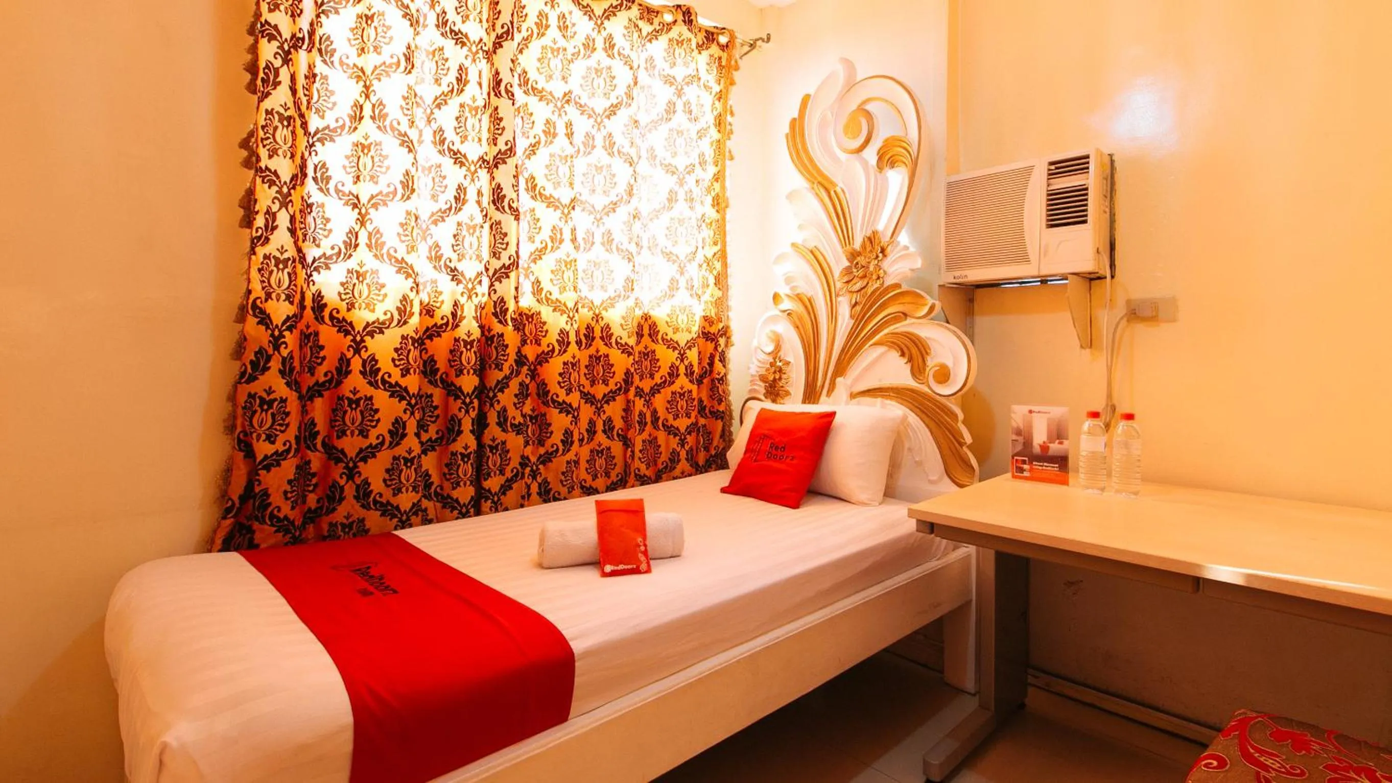 Bed in RedDoorz at Manila Venetian Hotel