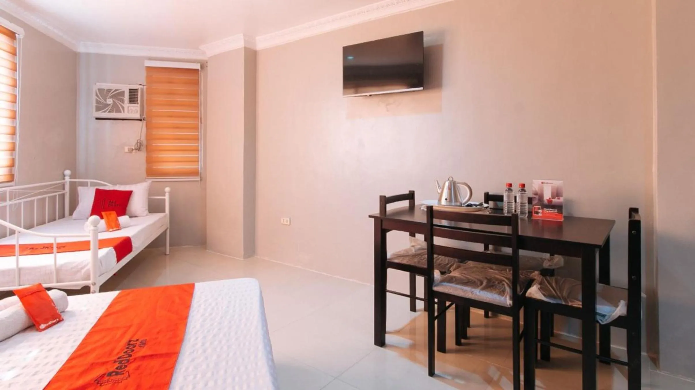 TV and multimedia in RedDoorz at Manila Venetian Hotel