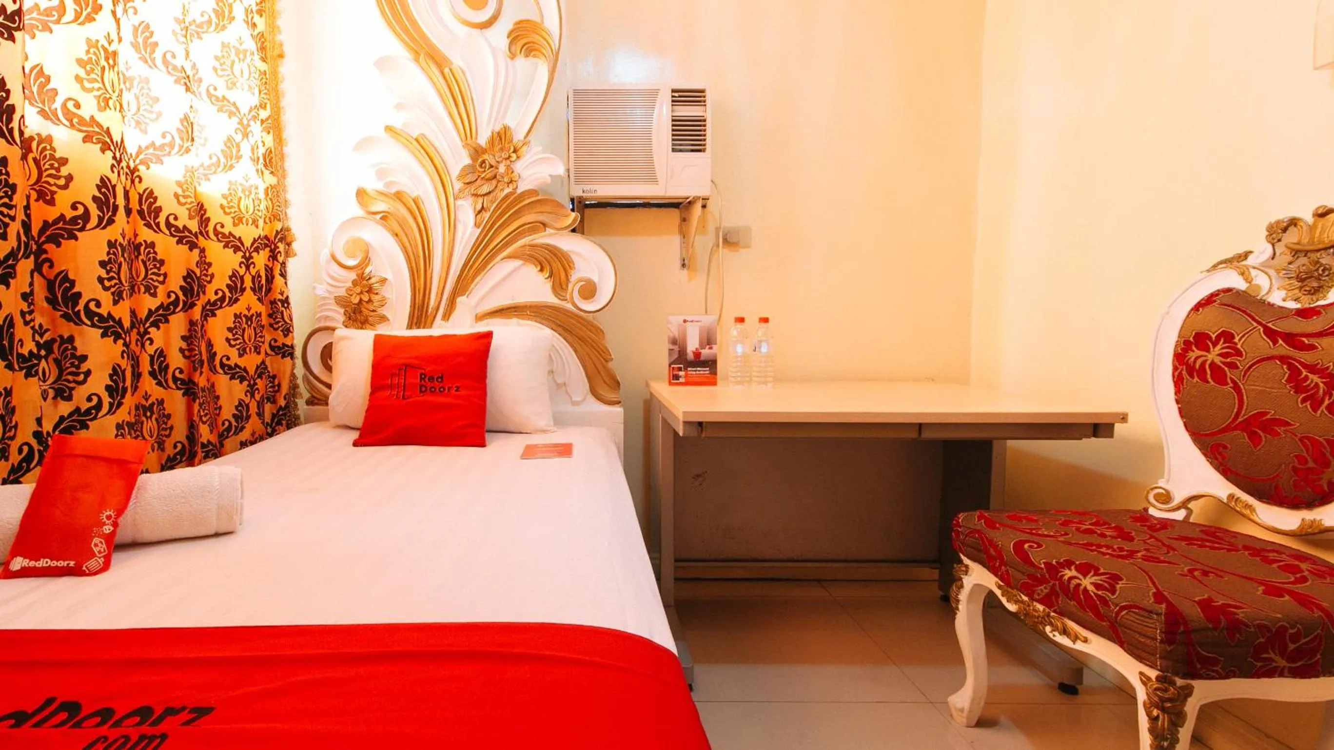 Bed in RedDoorz at Manila Venetian Hotel