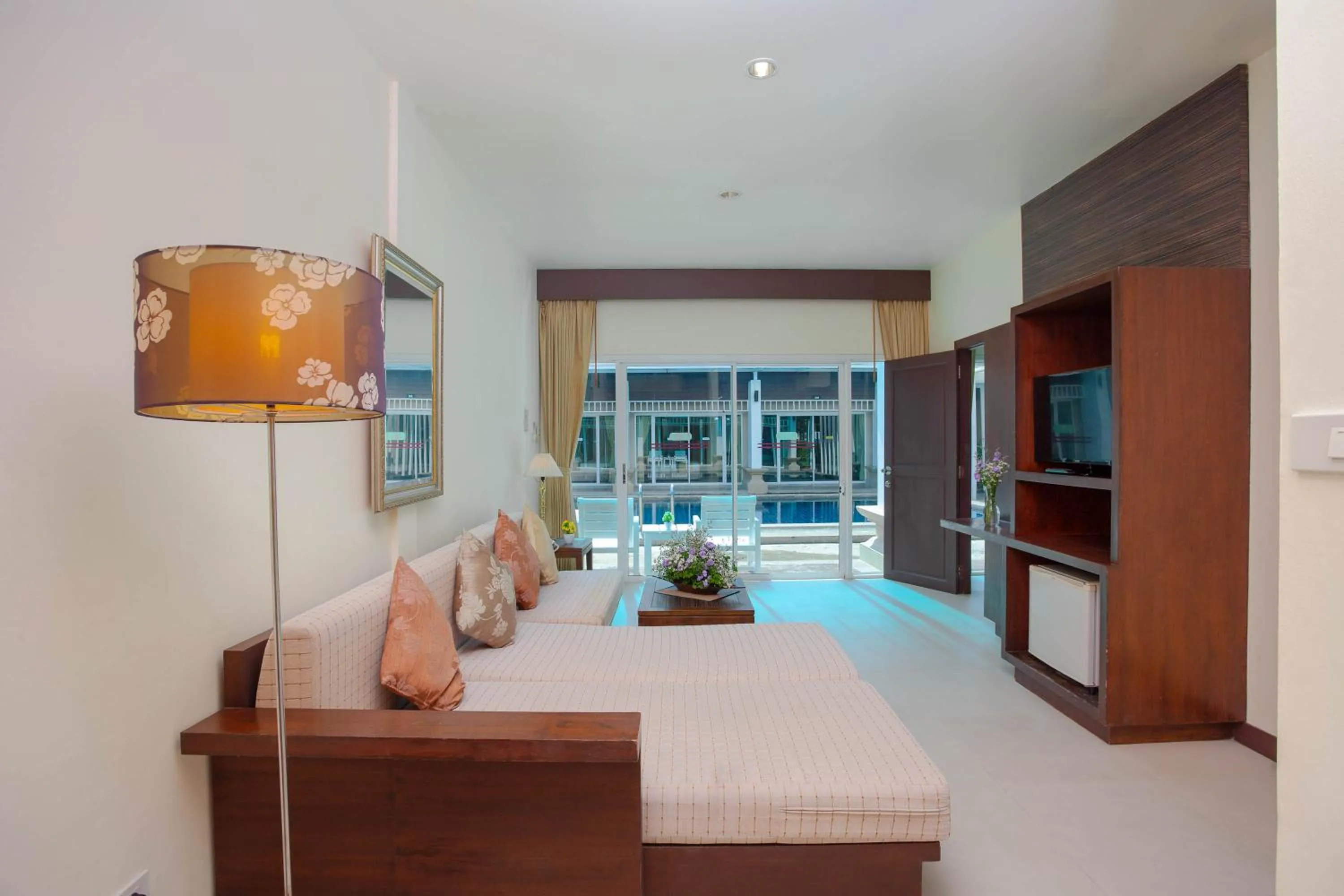 Living room, Bed in Al's Resort