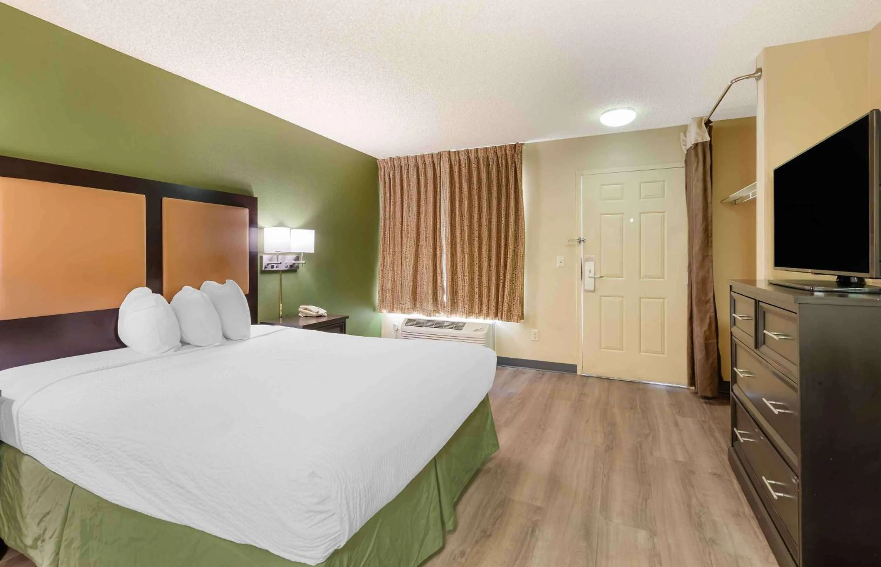Bedroom, Bed in Extended Stay America Suites - Fresno - North