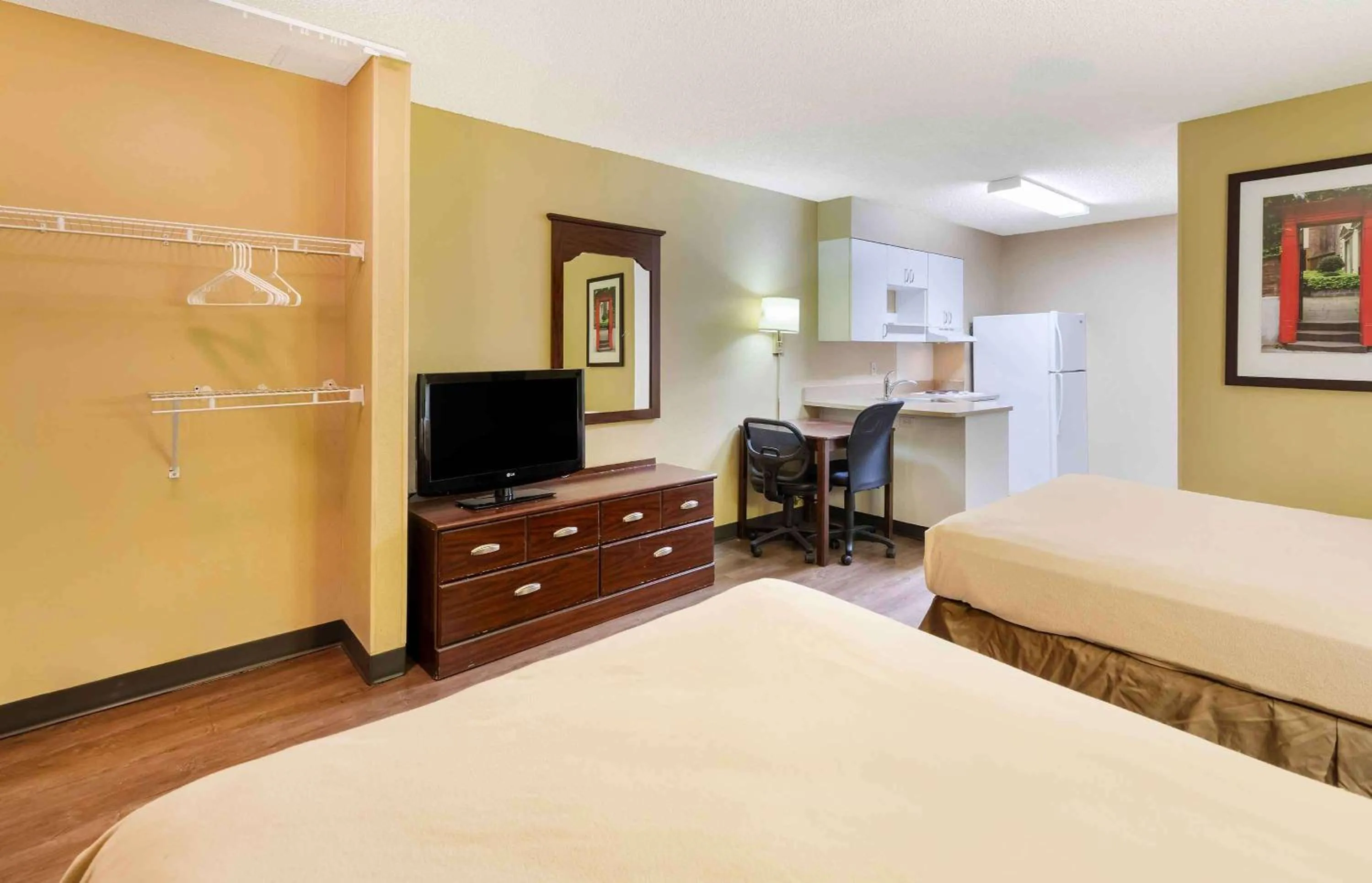 Bedroom, Bed in Extended Stay America Suites - Fresno - North