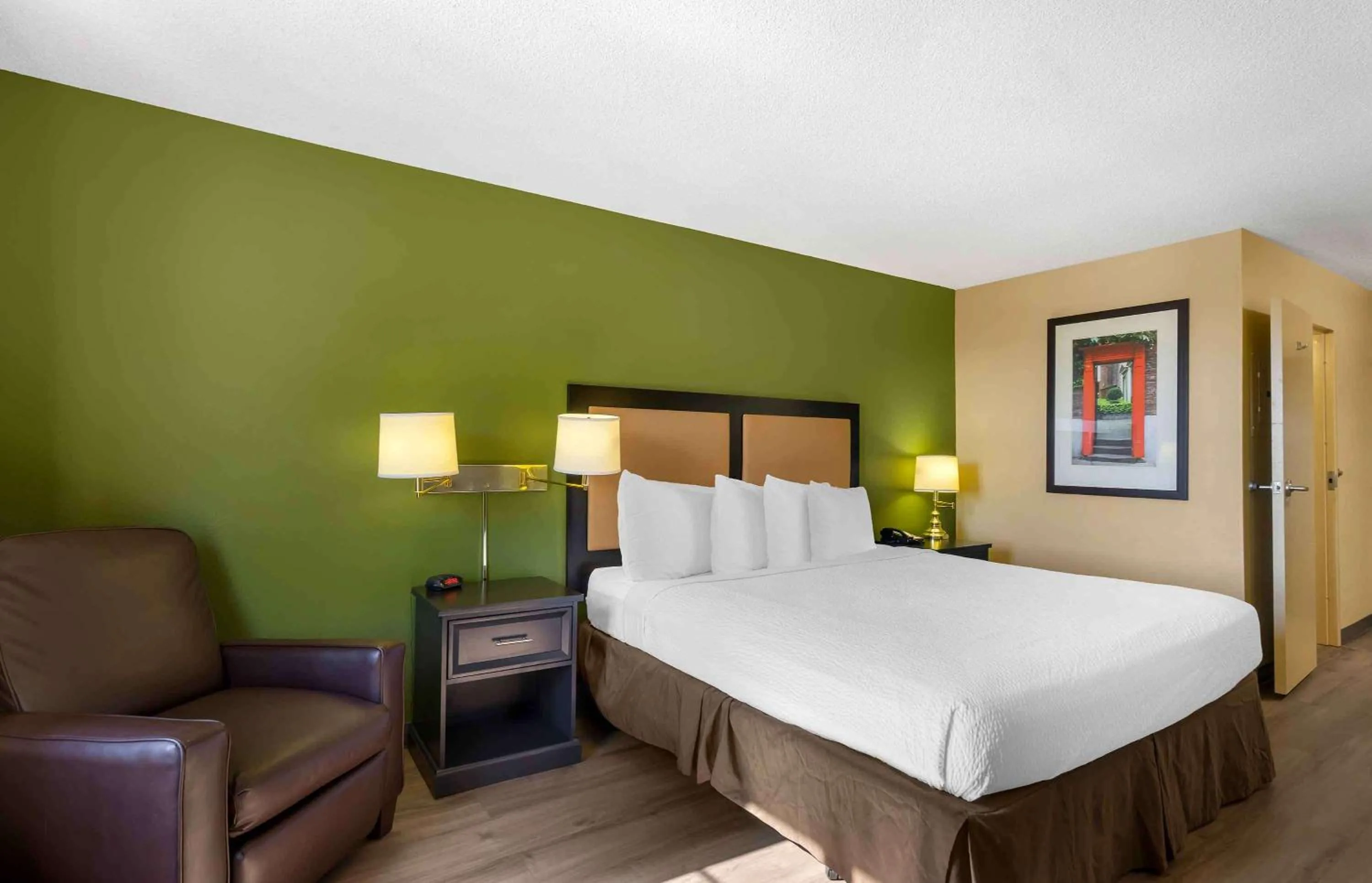 Bedroom, Bed in Extended Stay America Suites - Fresno - North