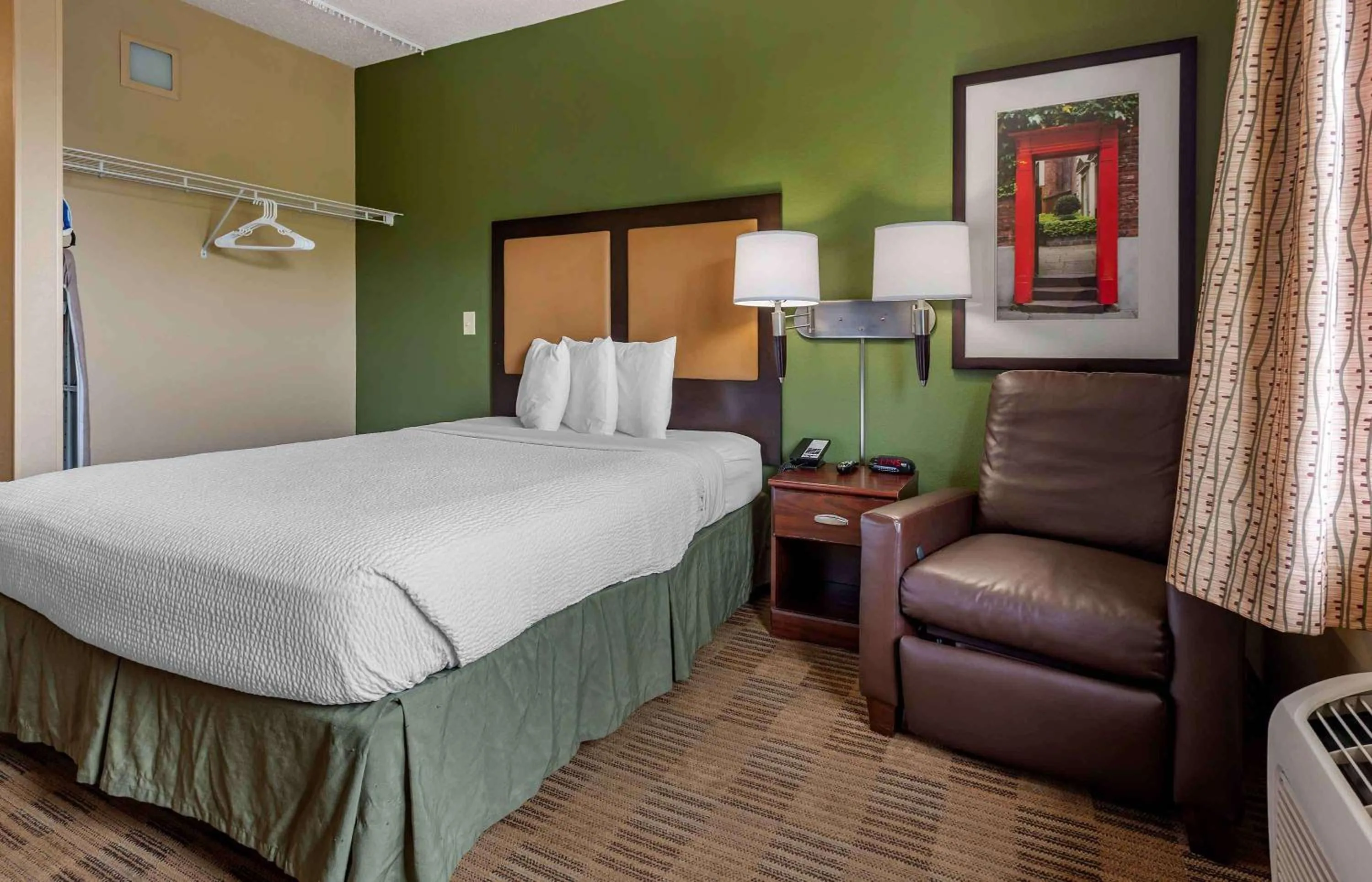 Bedroom, Bed in Extended Stay America Suites - Edison - Raritan Center