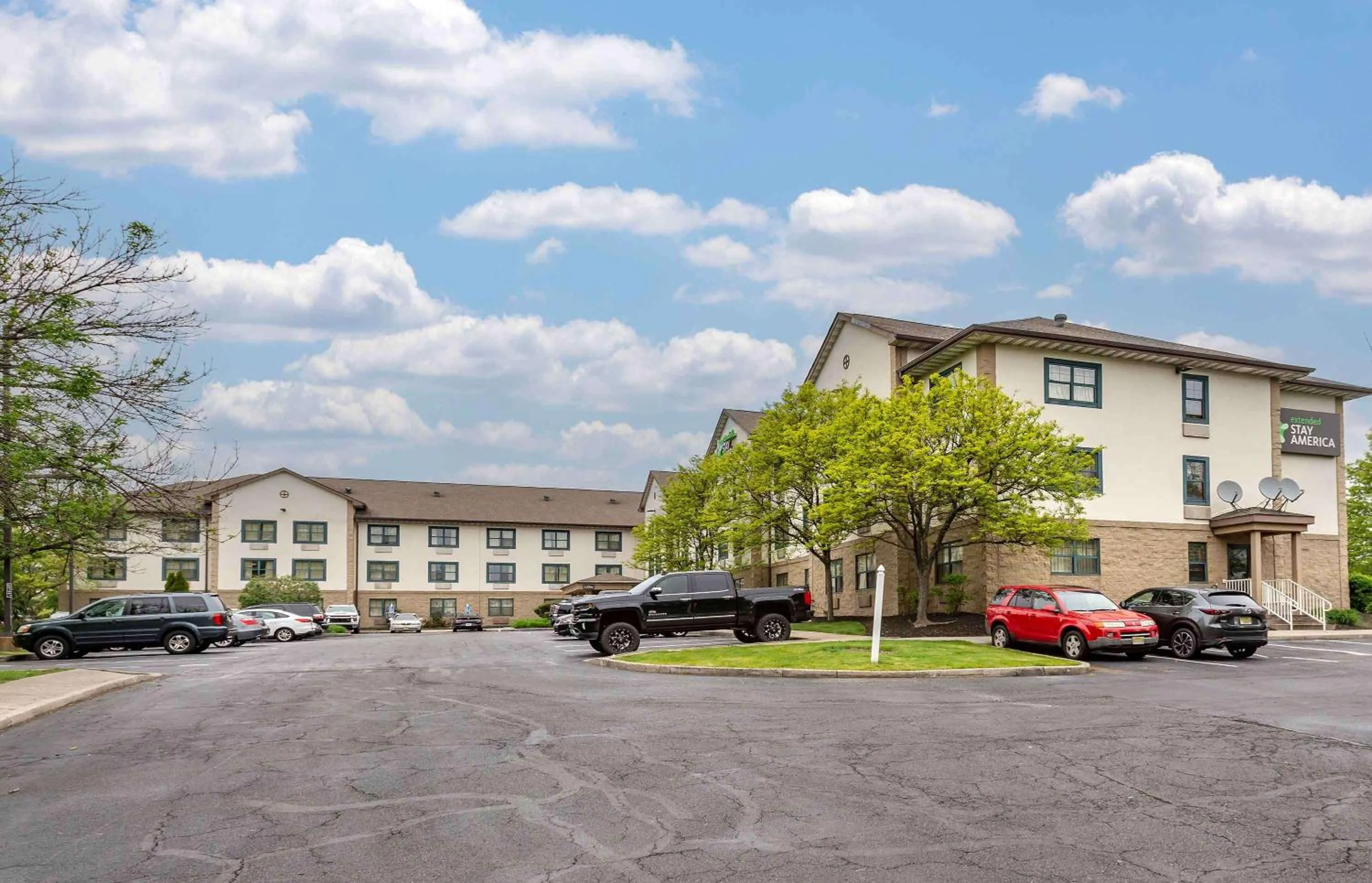 Property building in Extended Stay America Suites - Edison - Raritan Center