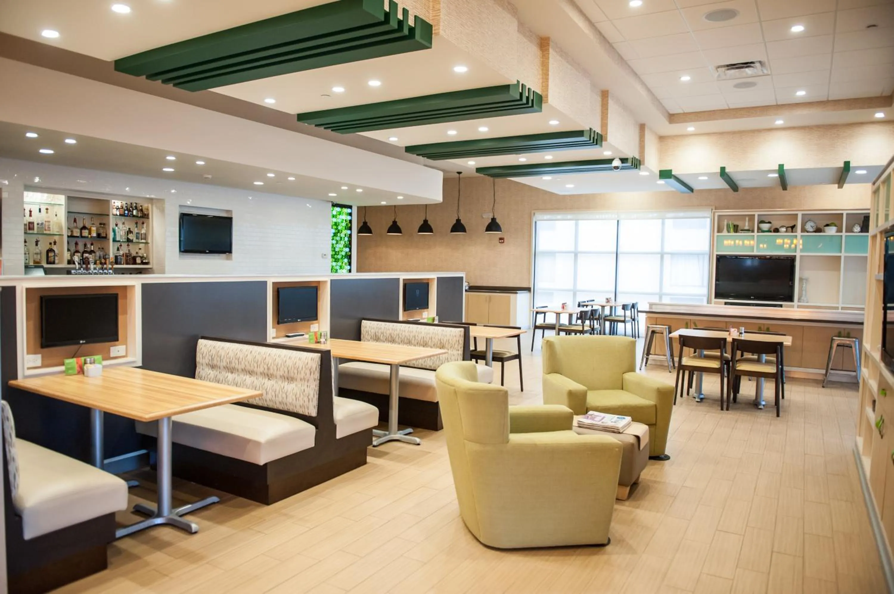 Lobby or reception, Lounge/Bar in Holiday Inn Little Rock West - Chenal Pkwy, an IHG Hotel