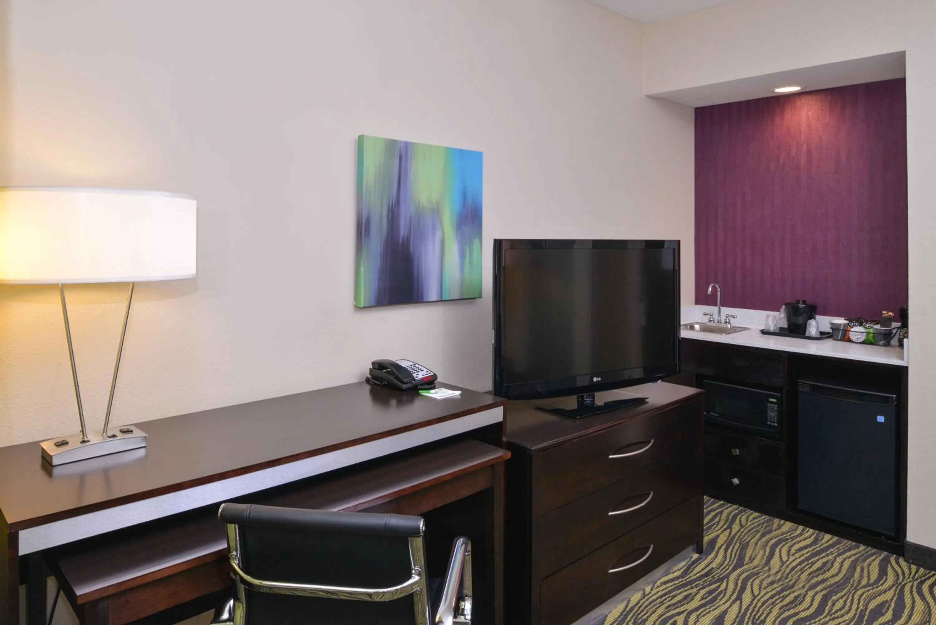 Photo of the whole room, TV/Entertainment Center in Holiday Inn Little Rock West - Chenal Pkwy, an IHG Hotel