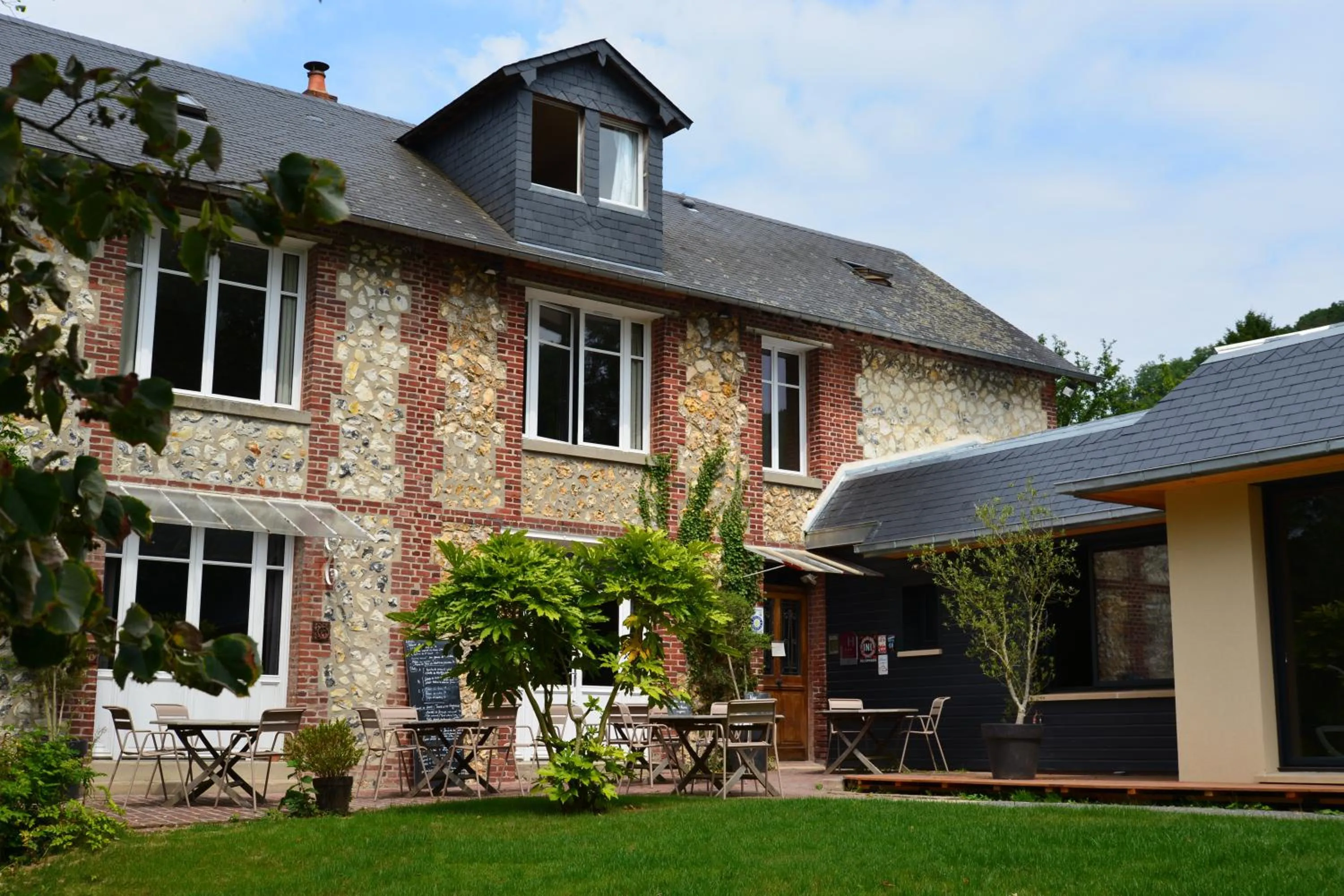 Facade/entrance in La Fraîchette-Hôtel & Spa