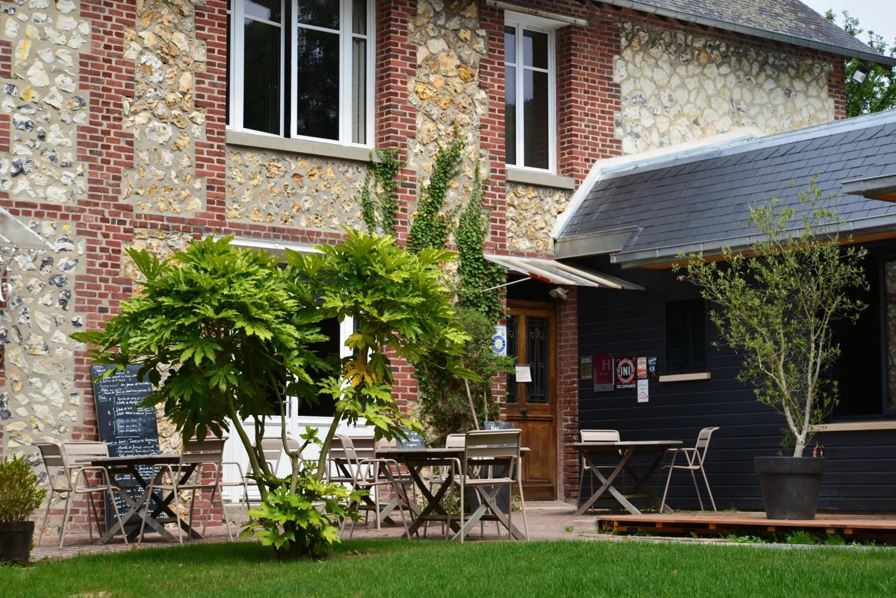 Facade/entrance in La Fraîchette-Hôtel & Spa