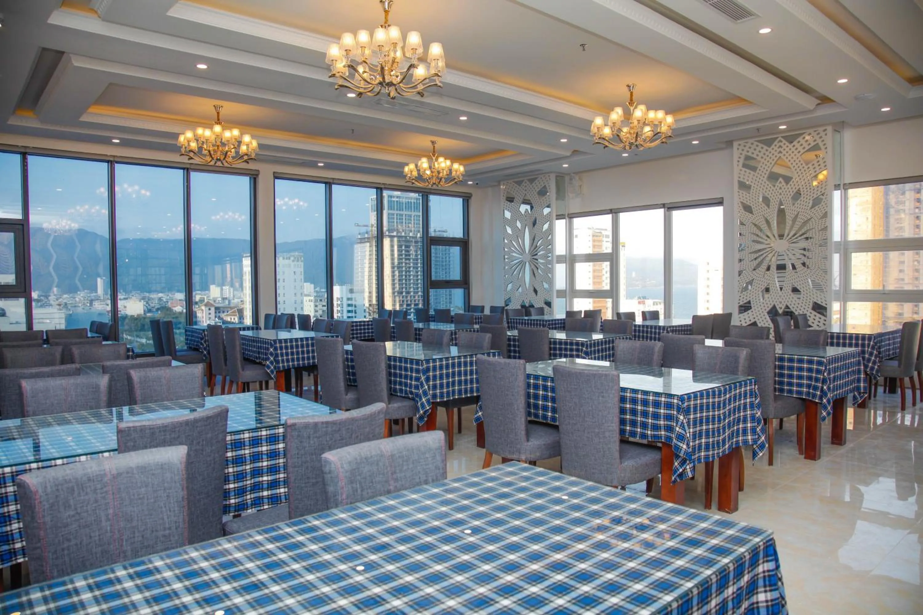 Restaurant/places to eat in Golden Rose Hotel