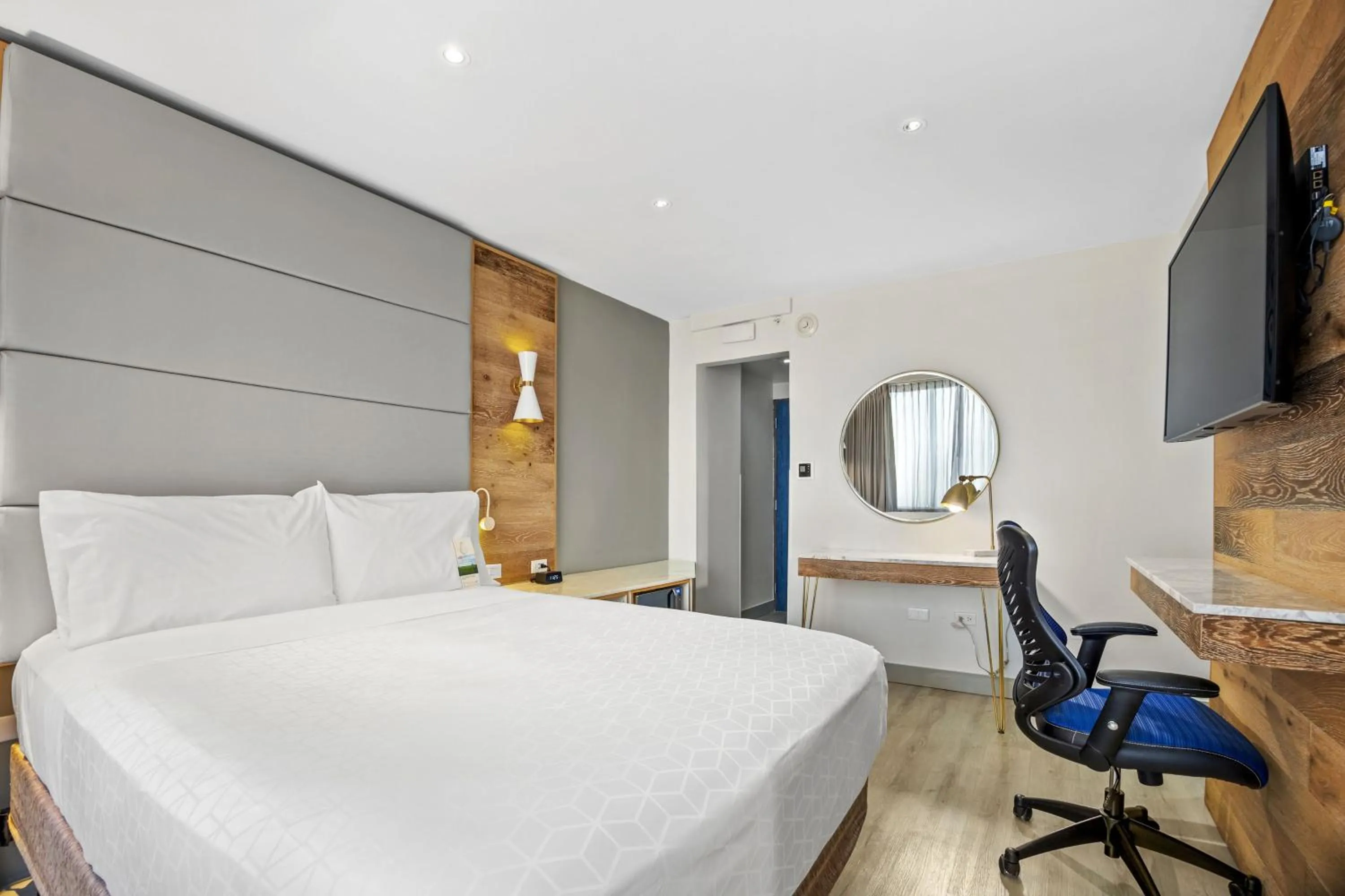 Photo of the whole room, Bed in Holiday Inn Express San Juan Condado by IHG