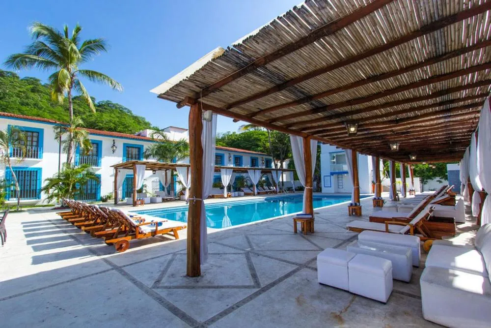 Swimming pool in Hotel Santa Cruz Huatulco