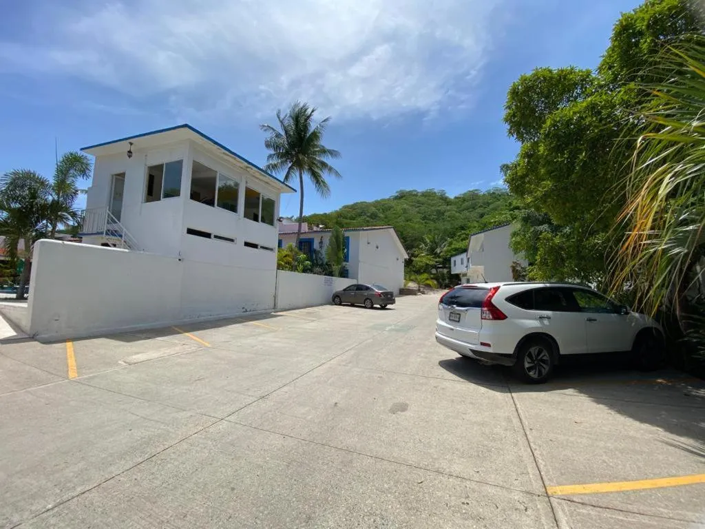 Parking in Hotel Santa Cruz Huatulco