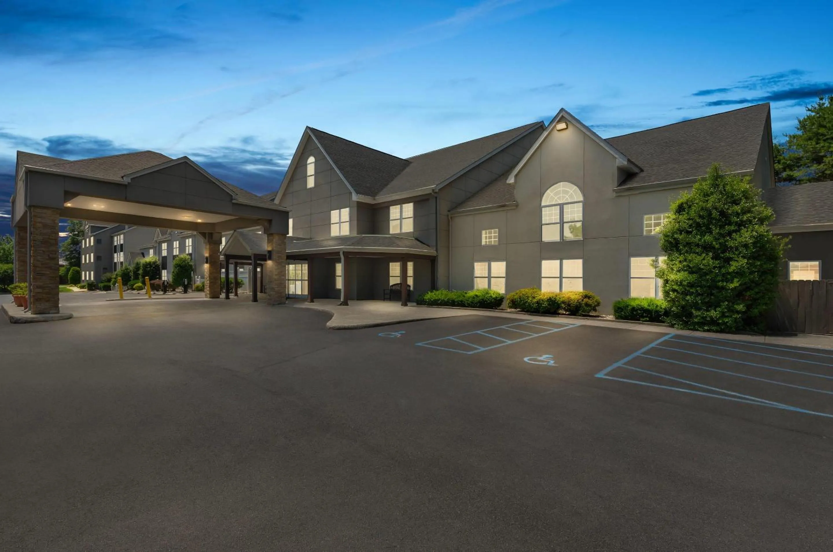 Property building in Country Inn & Suites by Radisson, Roanoke, VA