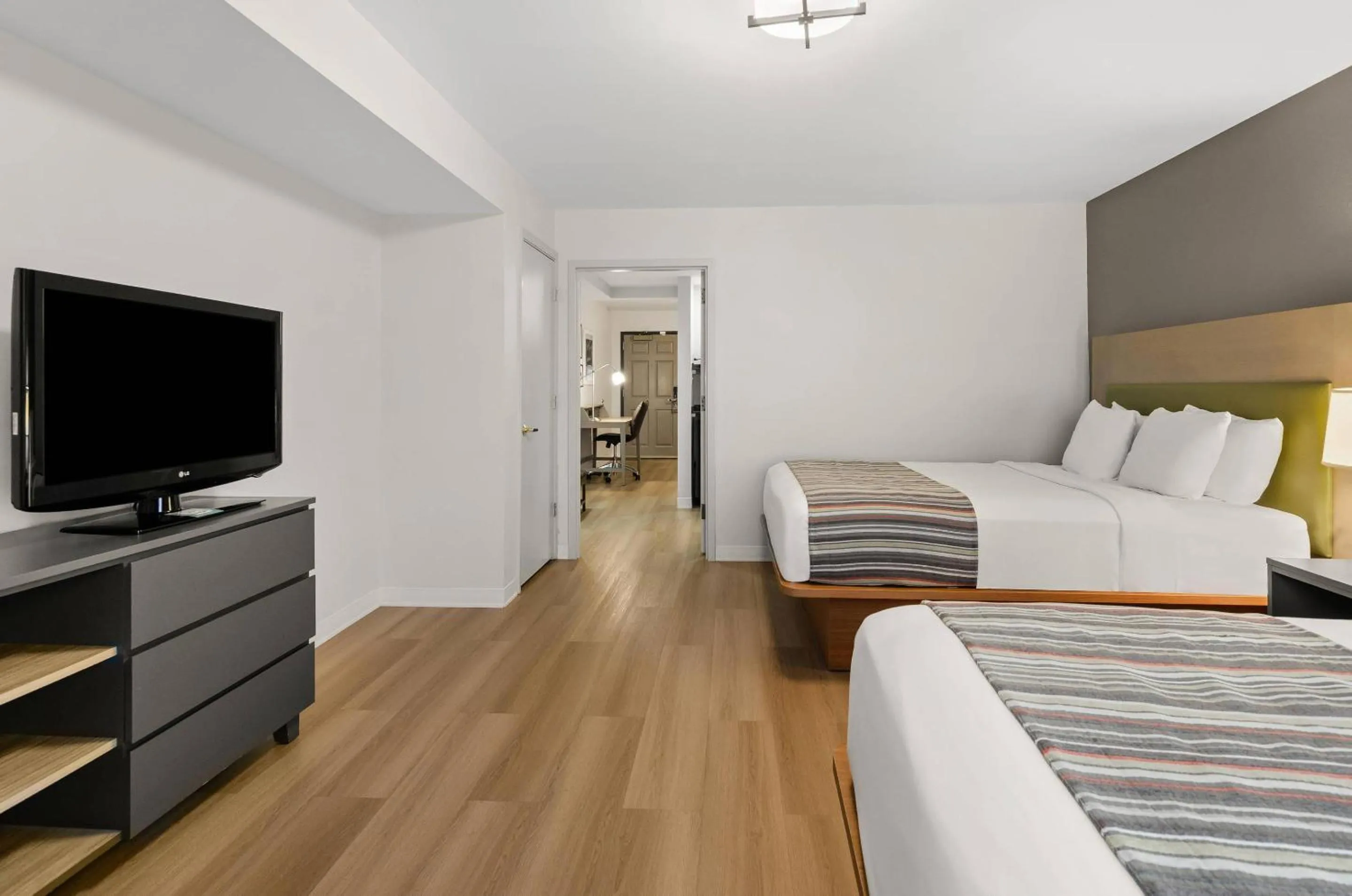 TV and multimedia, Bed in Country Inn & Suites by Radisson, Roanoke, VA