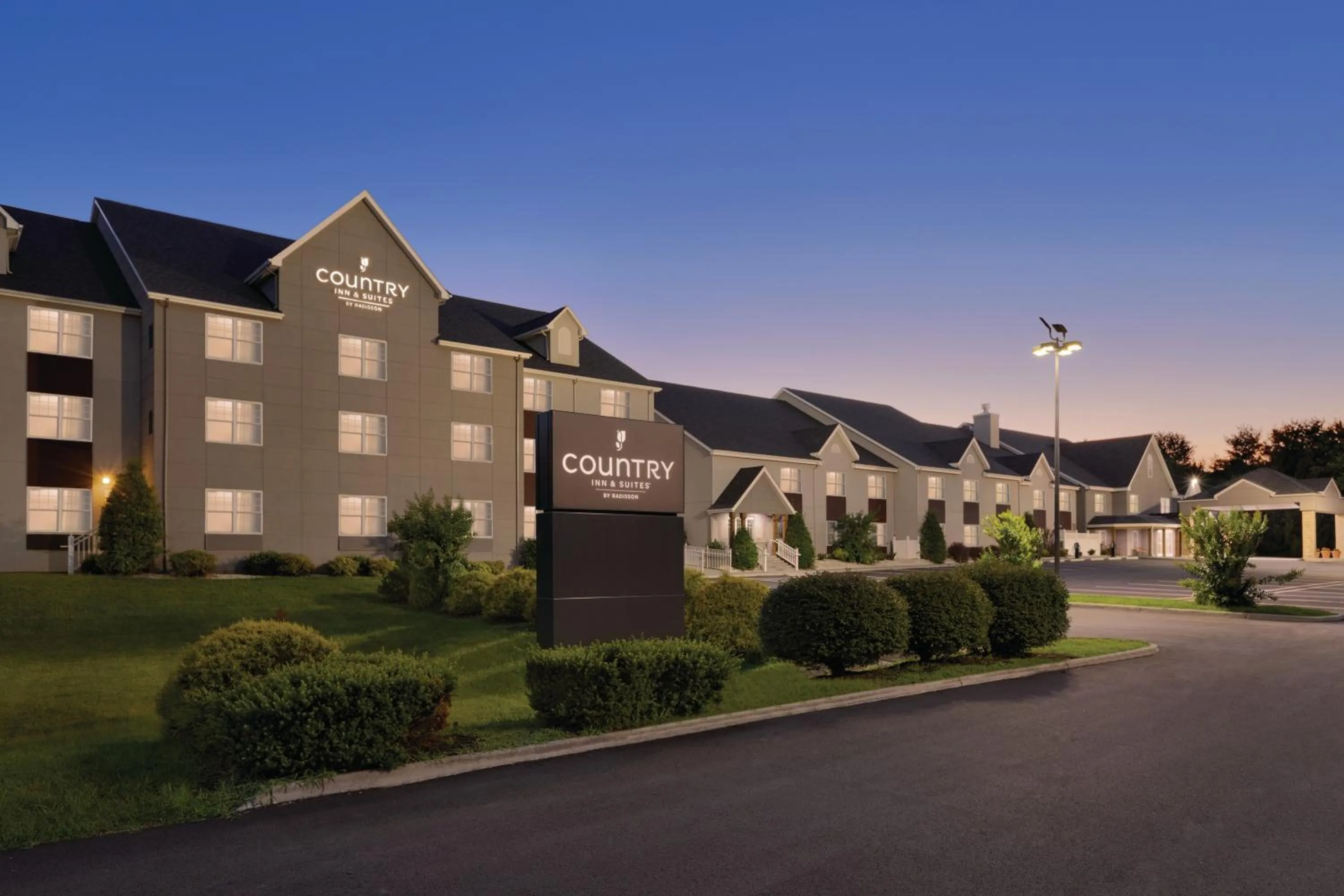 Property building in Country Inn & Suites by Radisson, Roanoke, VA