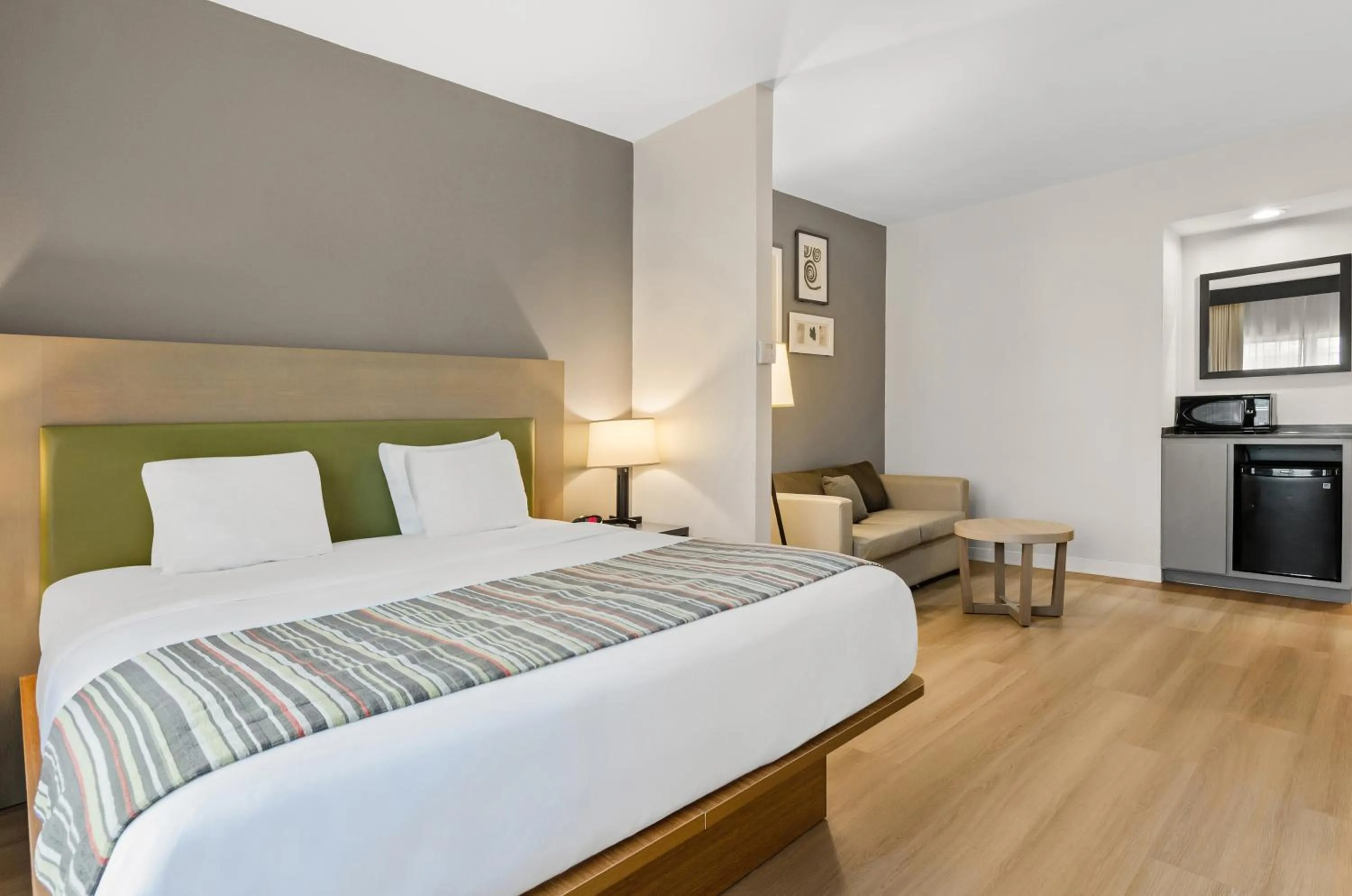 Bed in Country Inn & Suites by Radisson, Roanoke, VA