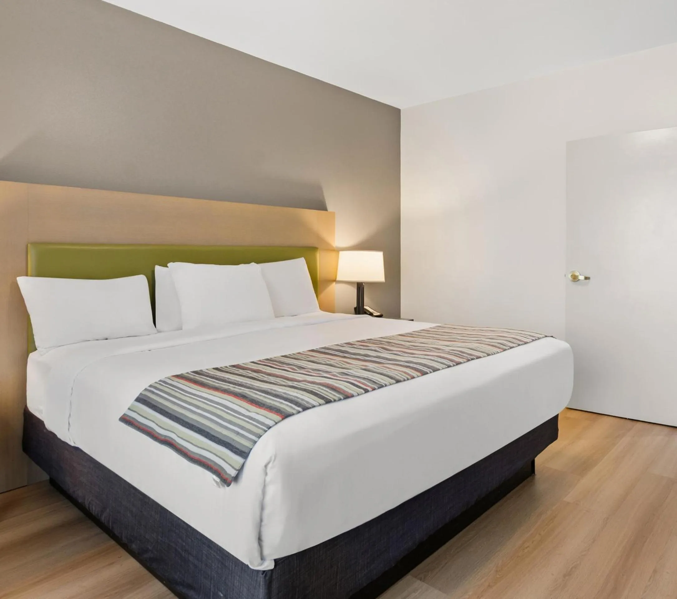 Bed in Country Inn & Suites by Radisson, Roanoke, VA