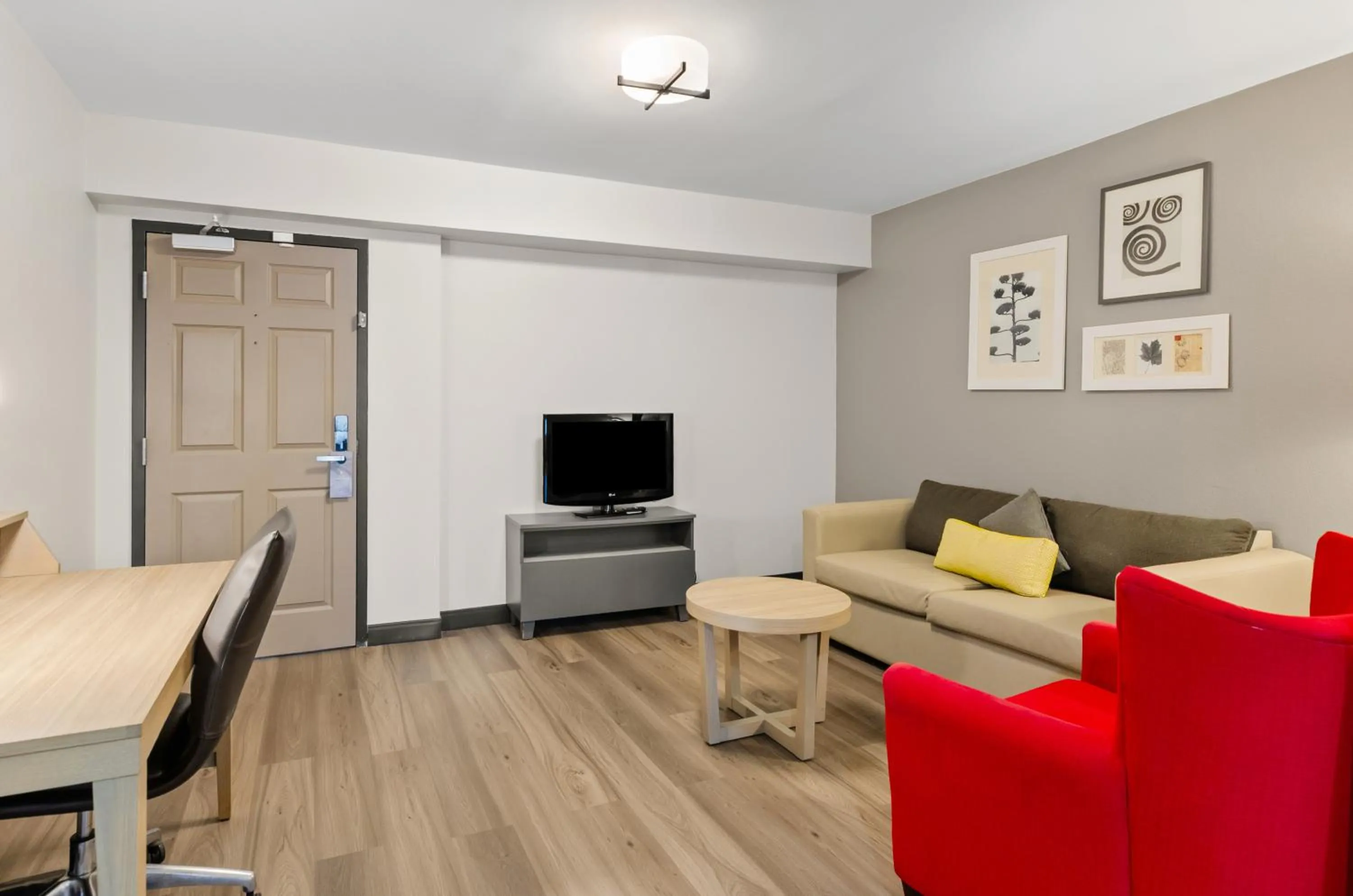 Communal lounge/ TV room in Country Inn & Suites by Radisson, Roanoke, VA