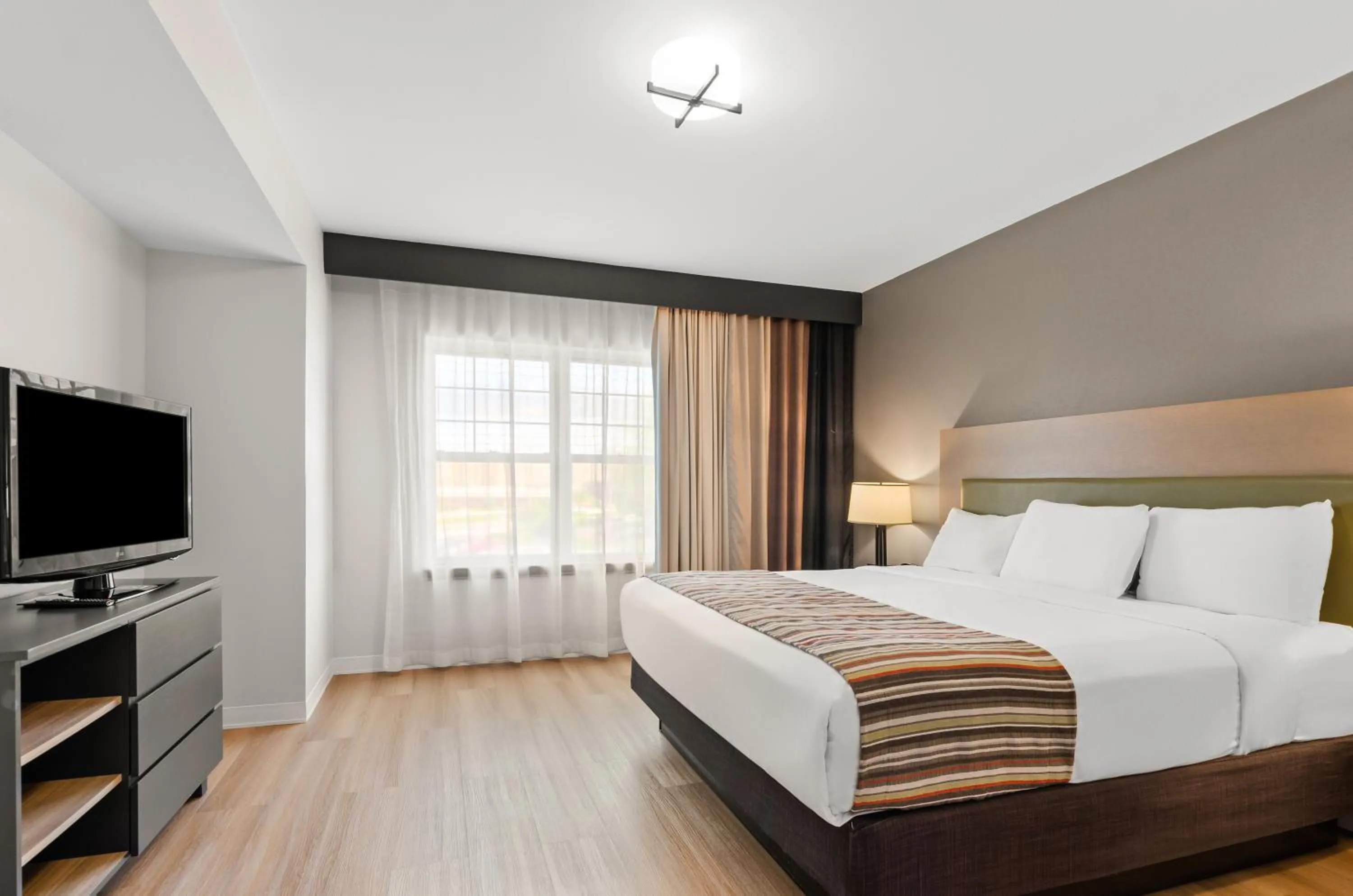 Bed in Country Inn & Suites by Radisson, Roanoke, VA