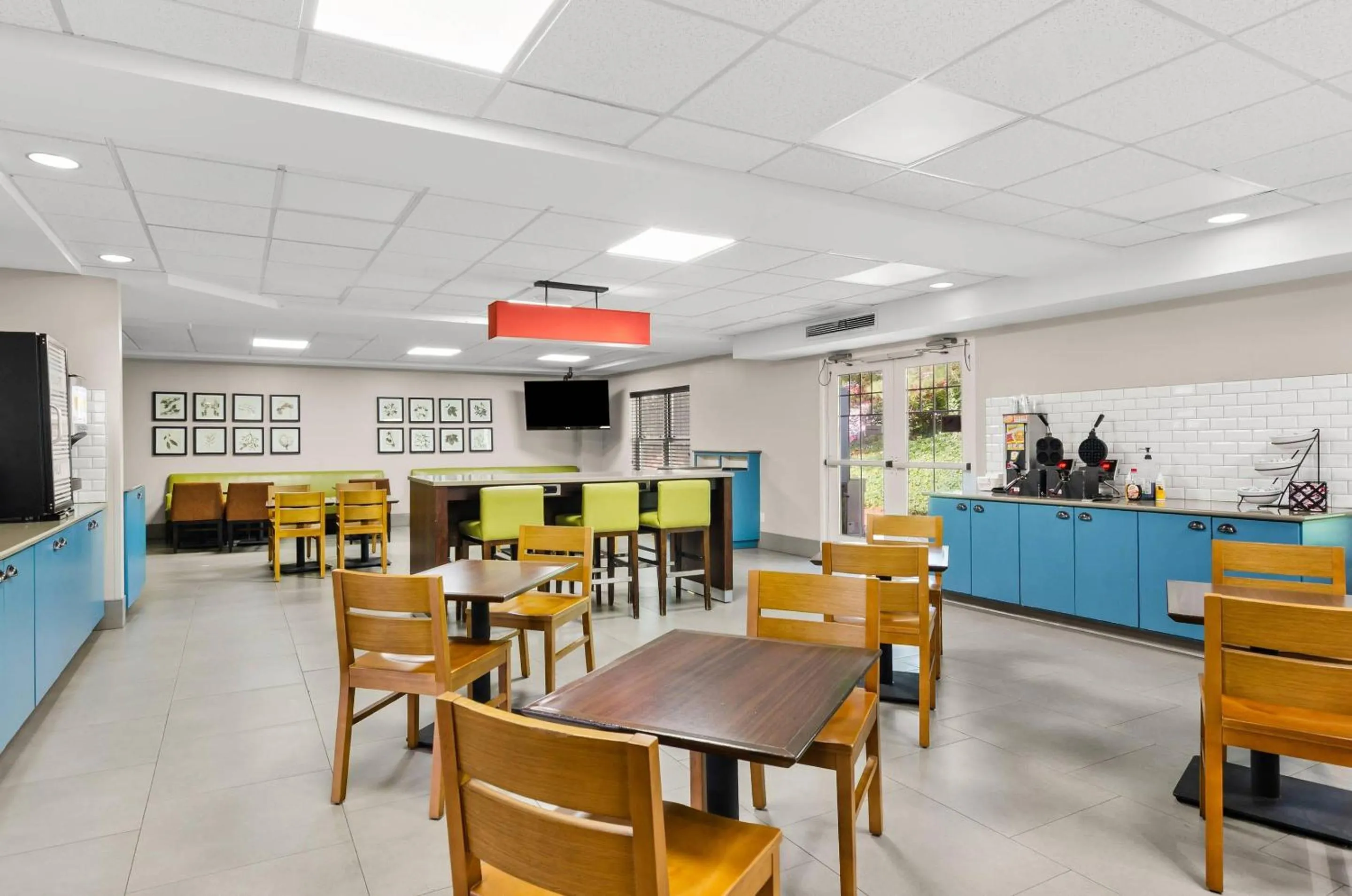 Breakfast in Country Inn & Suites by Radisson, Roanoke, VA