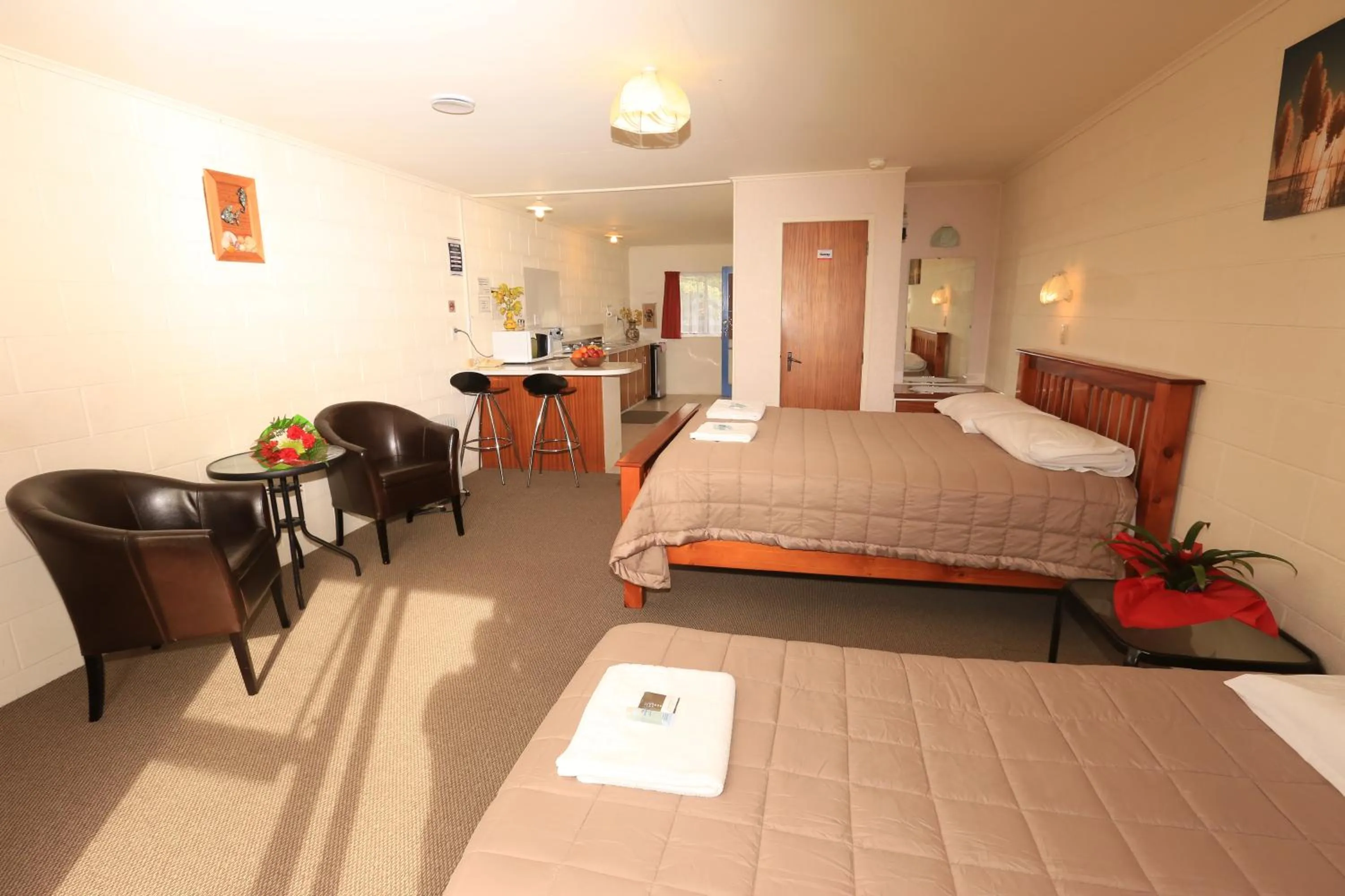 Photo of the whole room, Bed in Waiuku Motel