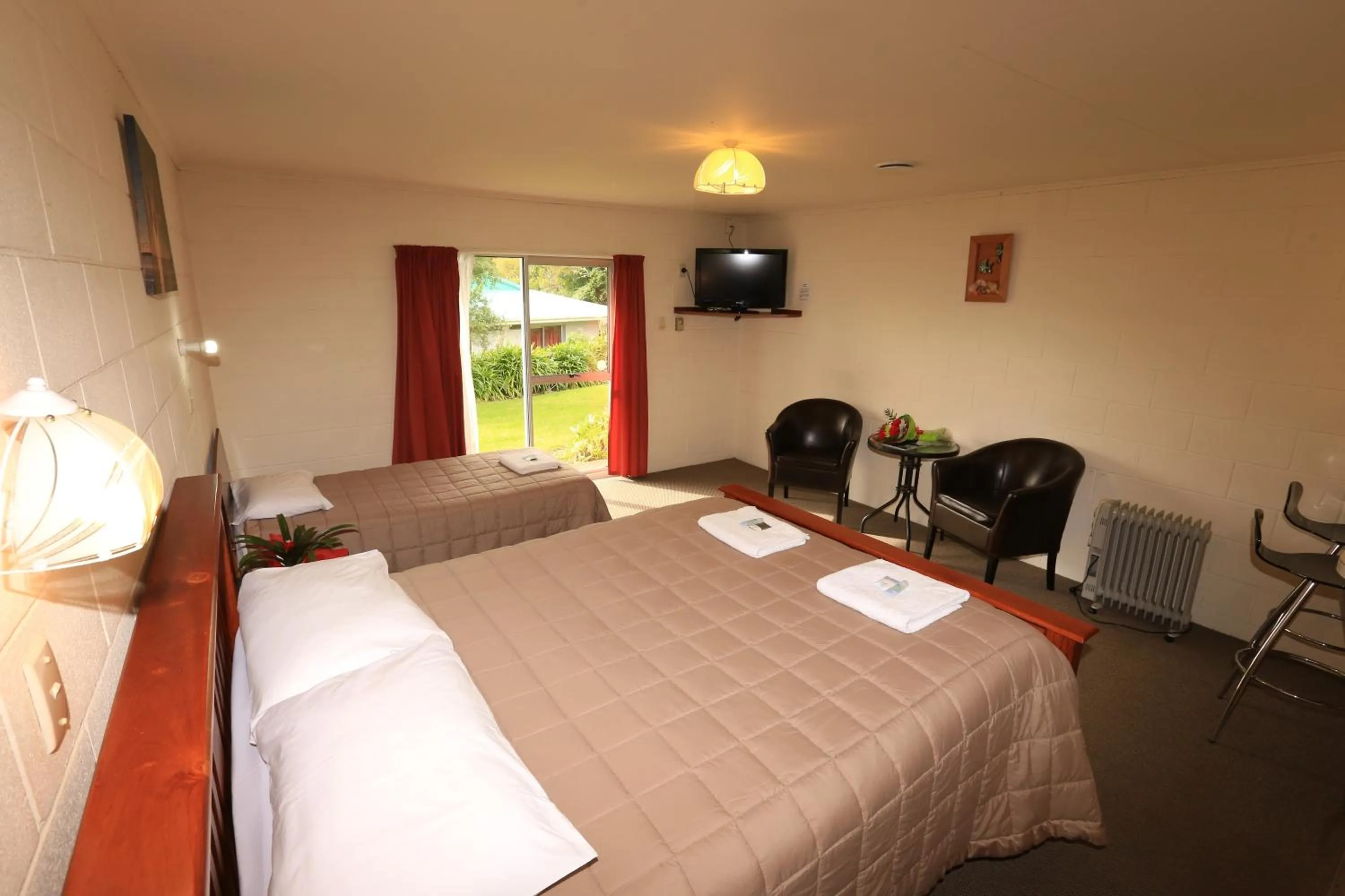 Photo of the whole room, Bed in Waiuku Motel