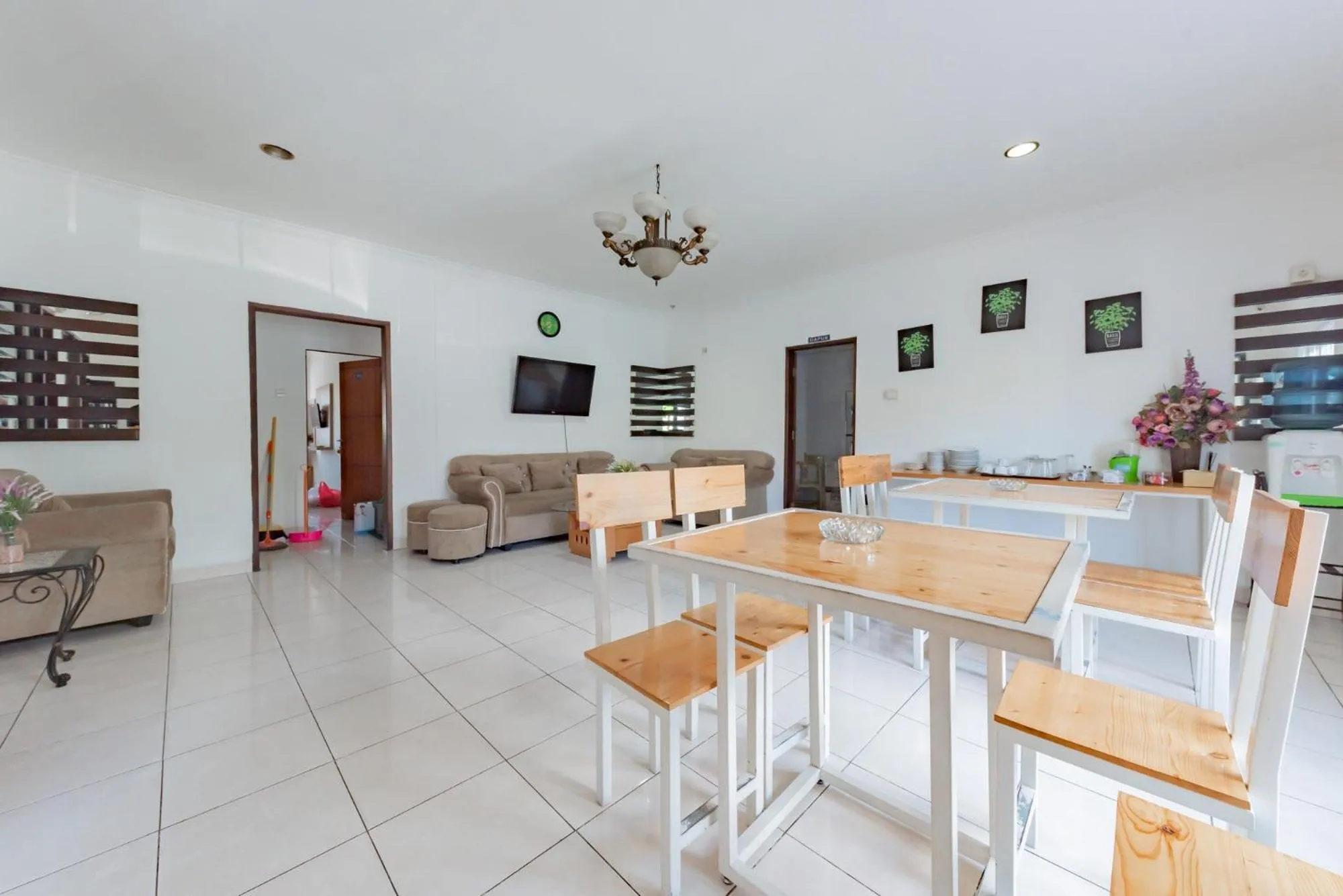 TV and multimedia in RedDoorz Syariah near Taman Bekapai 2