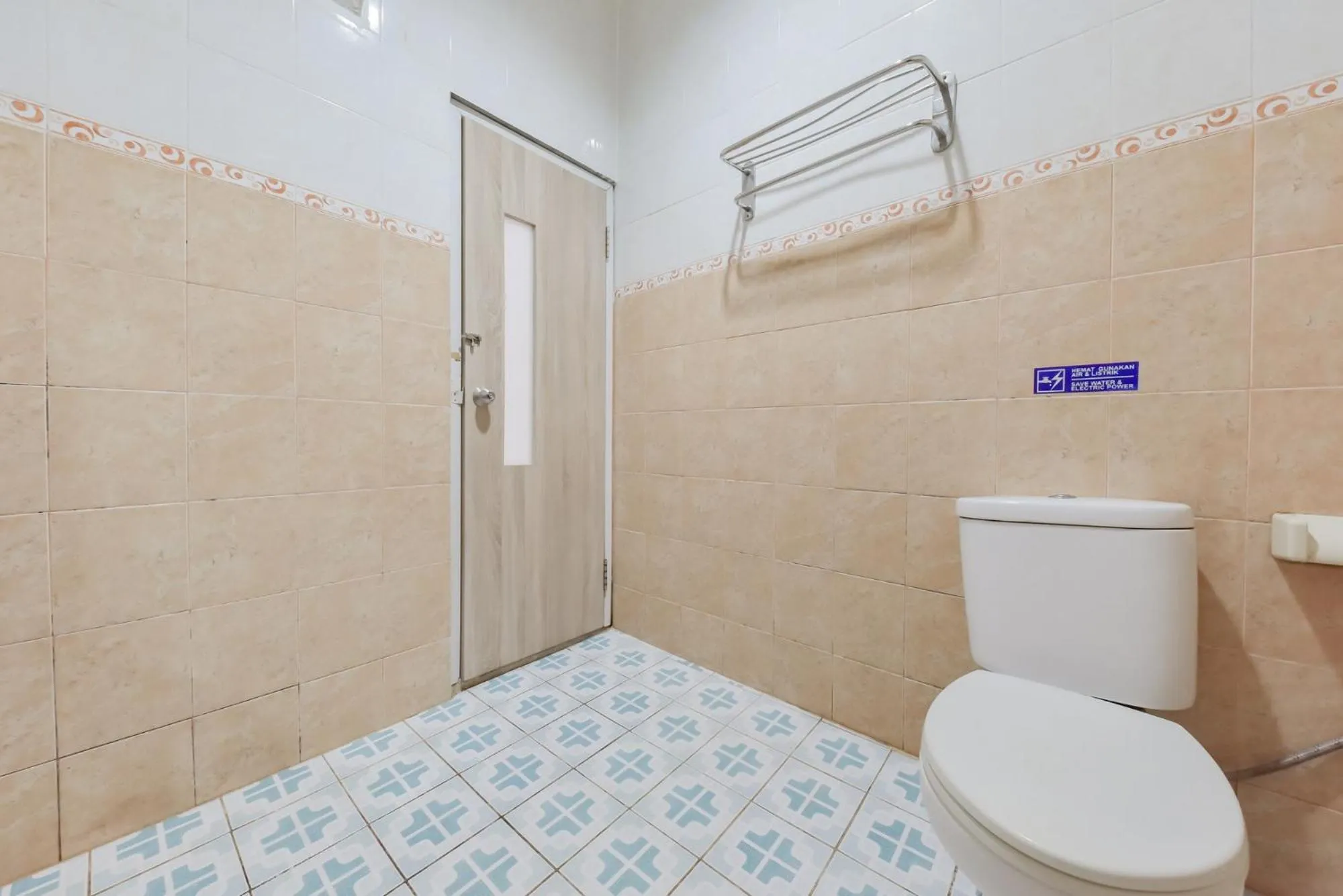 Shower in RedDoorz Syariah near Taman Bekapai 2