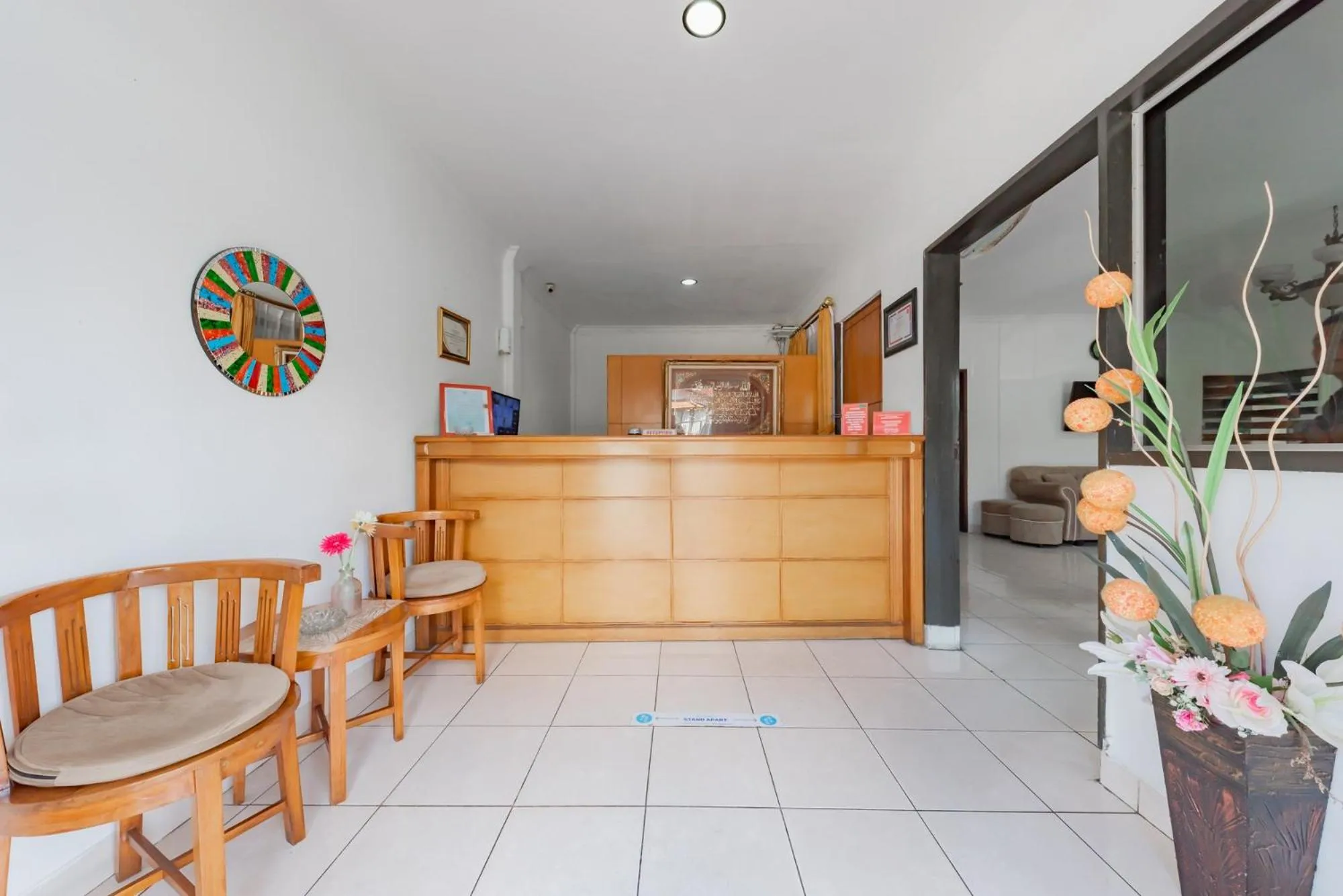 Lobby or reception in RedDoorz Syariah near Taman Bekapai 2