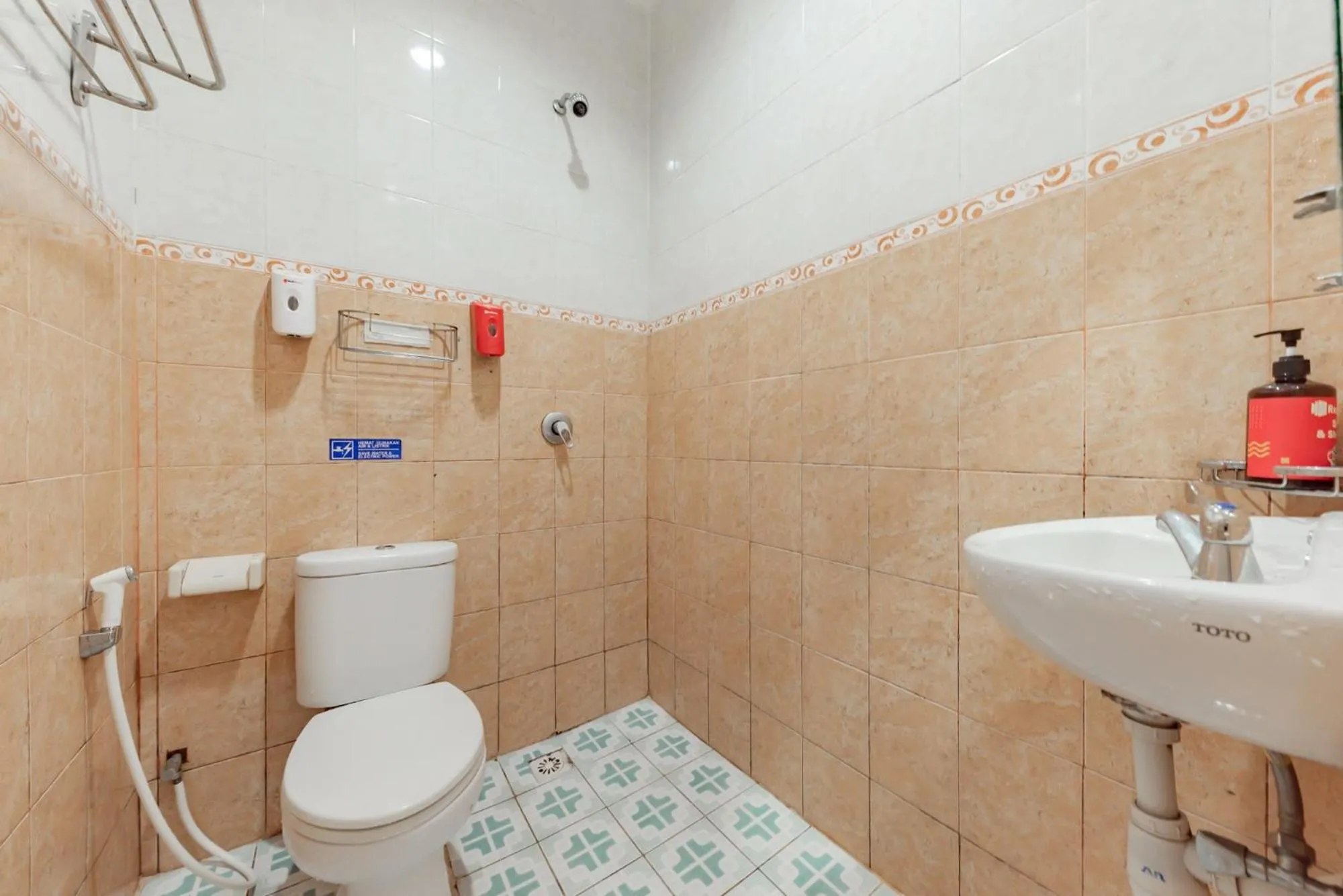 Shower in RedDoorz Syariah near Taman Bekapai 2