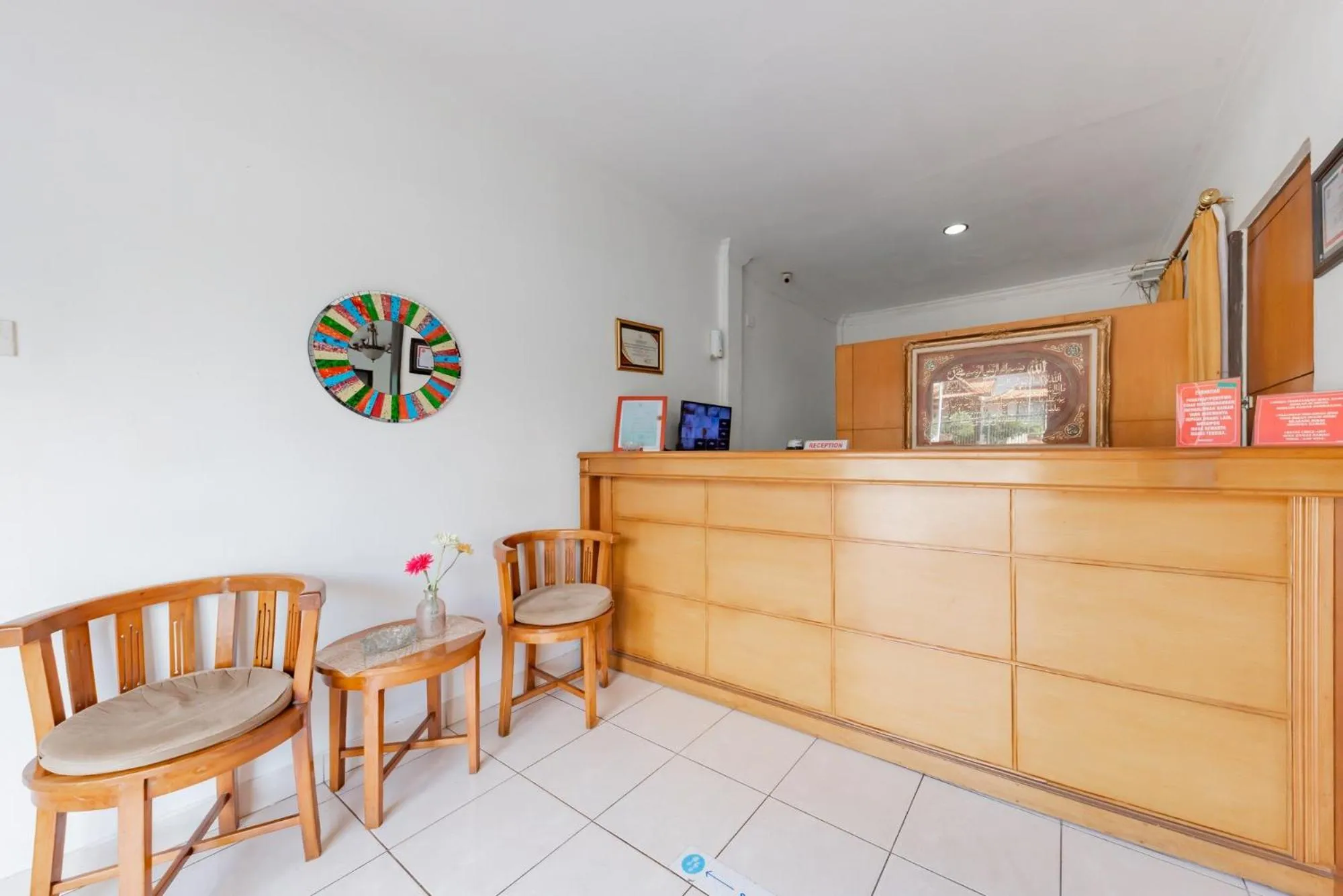 Lobby or reception in RedDoorz Syariah near Taman Bekapai 2