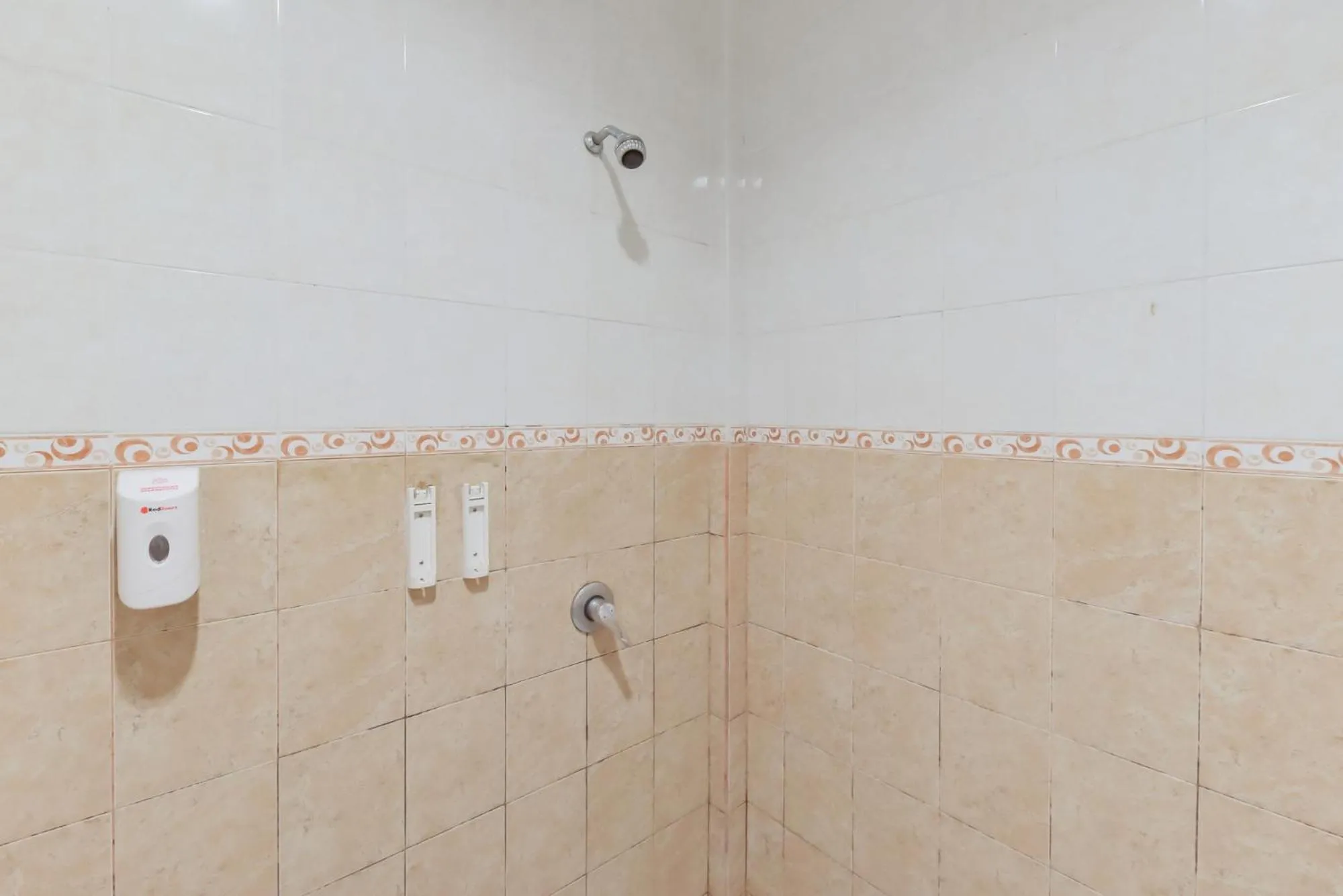 Shower in RedDoorz Syariah near Taman Bekapai 2