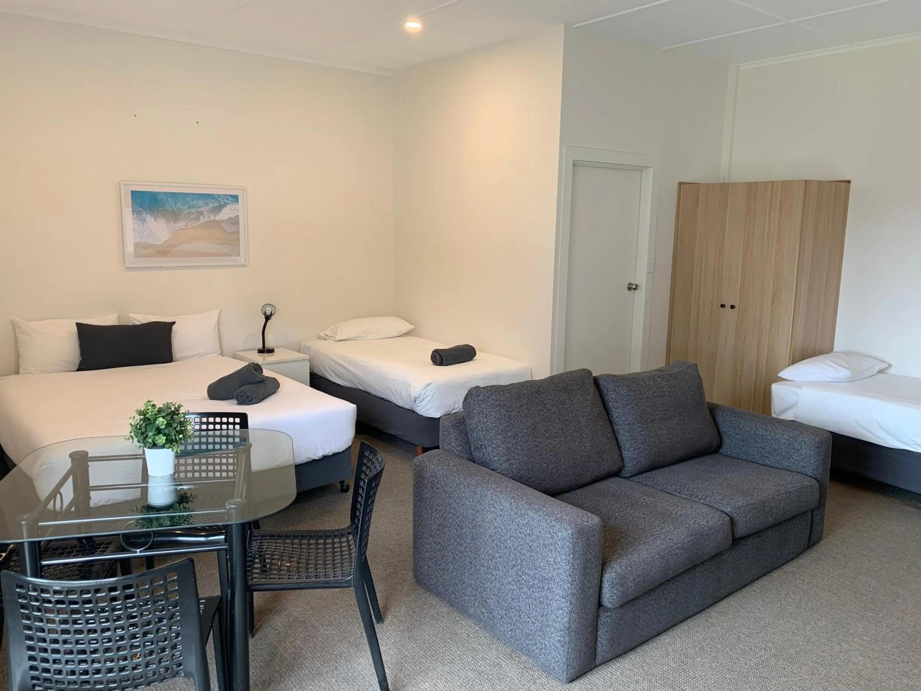 Kitchen or kitchenette, Bed in Guichen Bay Motel