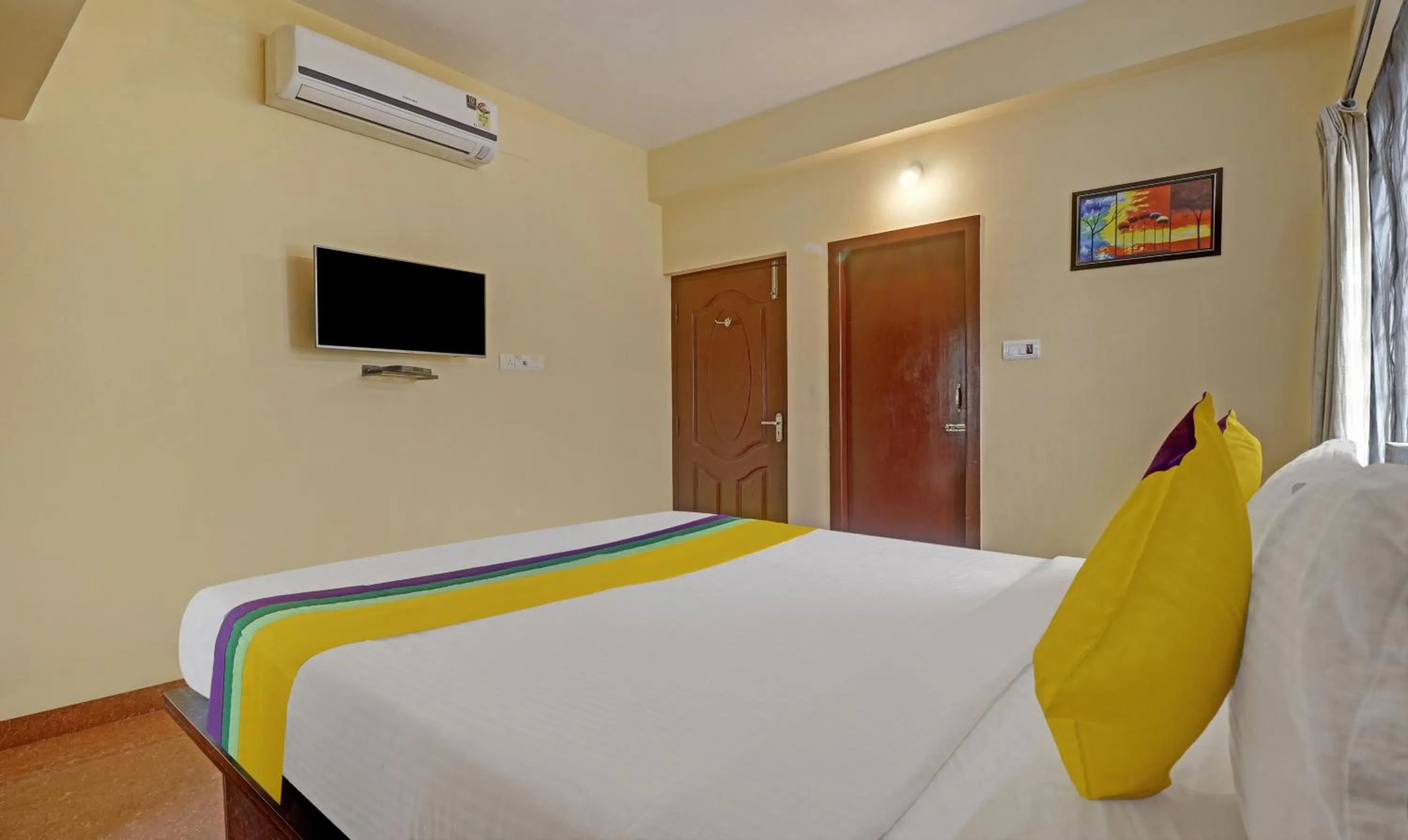 Bedroom, Bed in Itsy Hotels Rithika Inn Blossoms