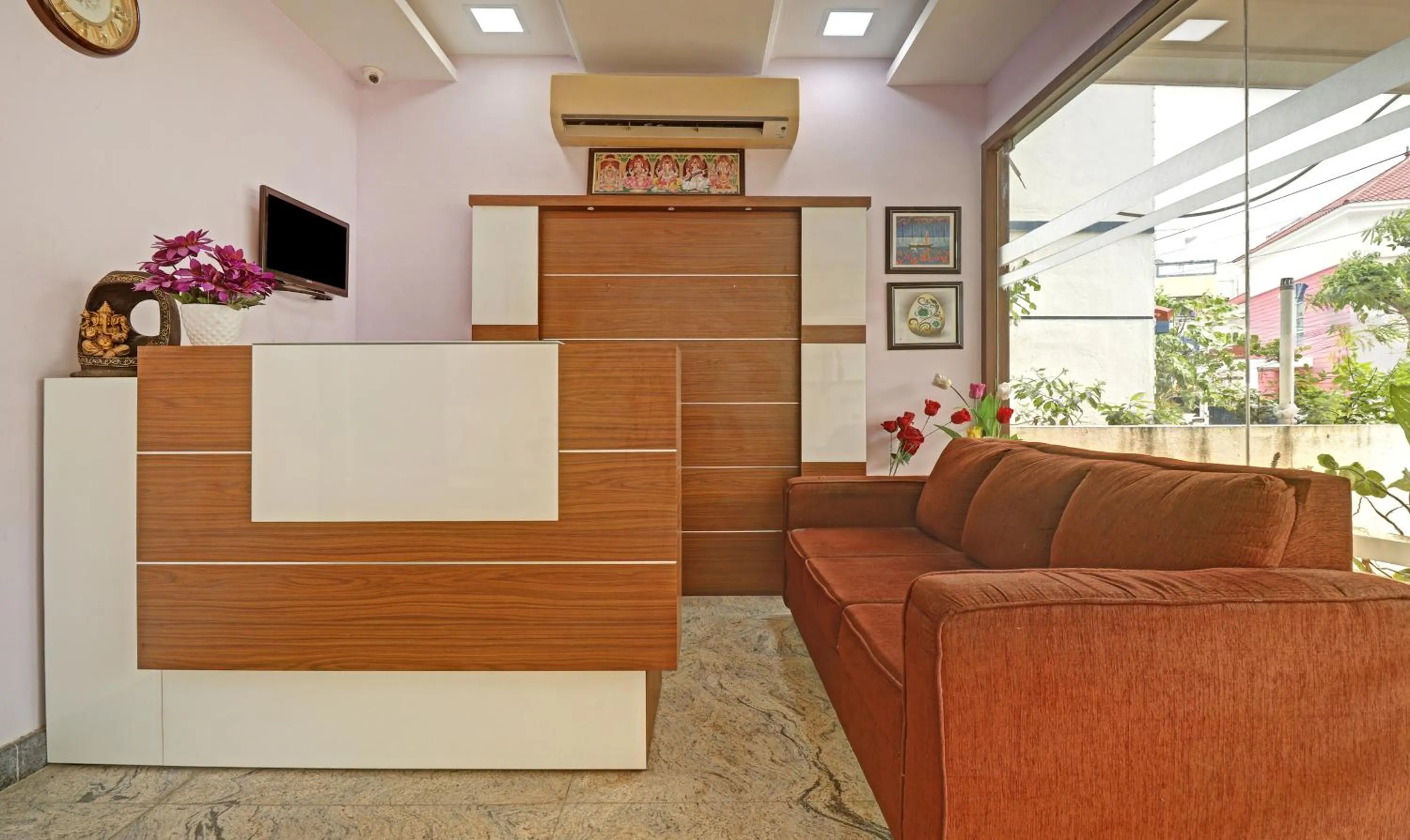 Lobby or reception in Itsy Hotels Rithika Inn Blossoms