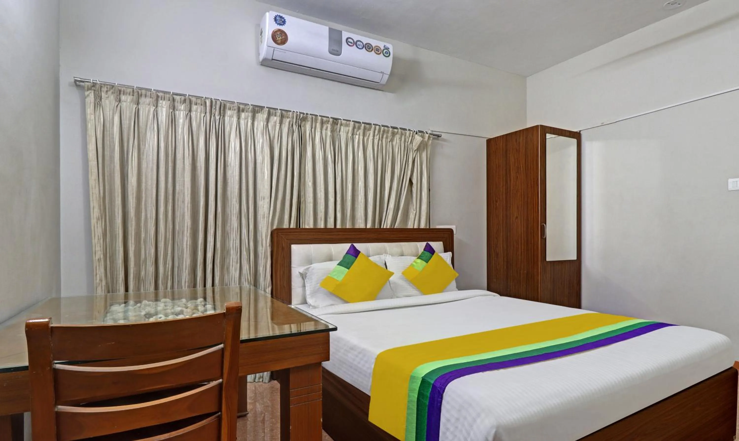 Bedroom, Bed in Itsy Hotels Rithika Inn Blossoms