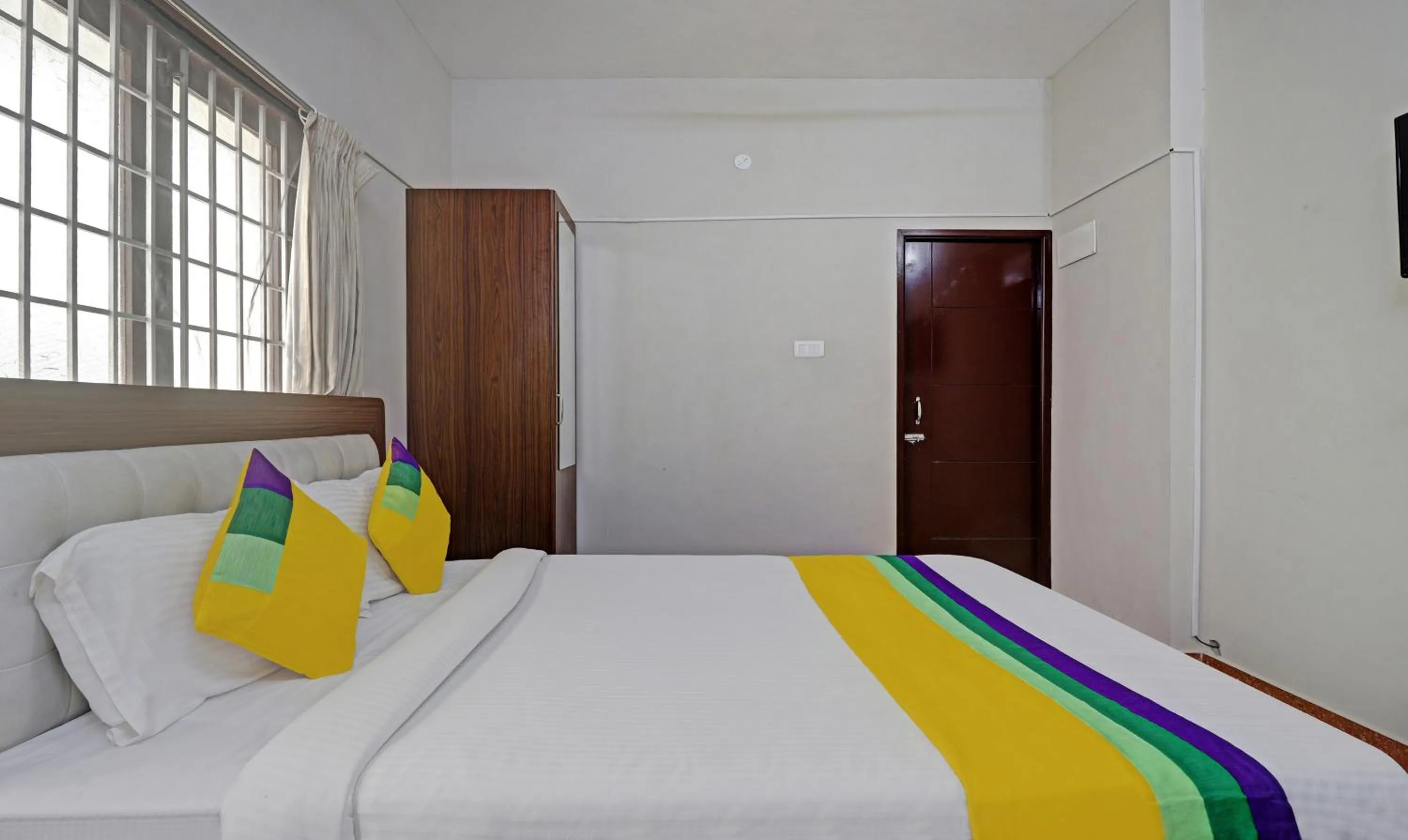 Bedroom, Bed in Itsy Hotels Rithika Inn Blossoms