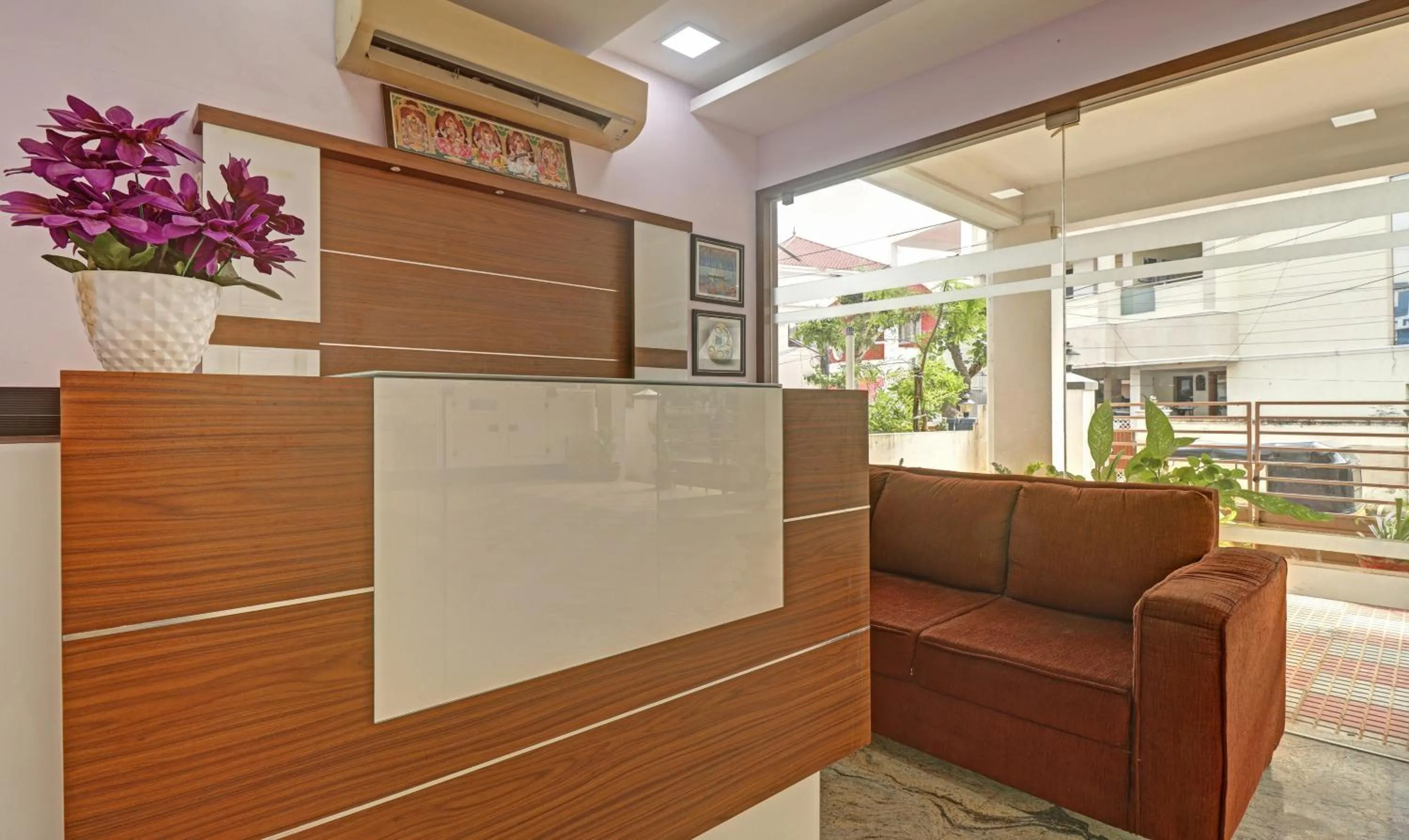 Lobby or reception in Itsy Hotels Rithika Inn Blossoms