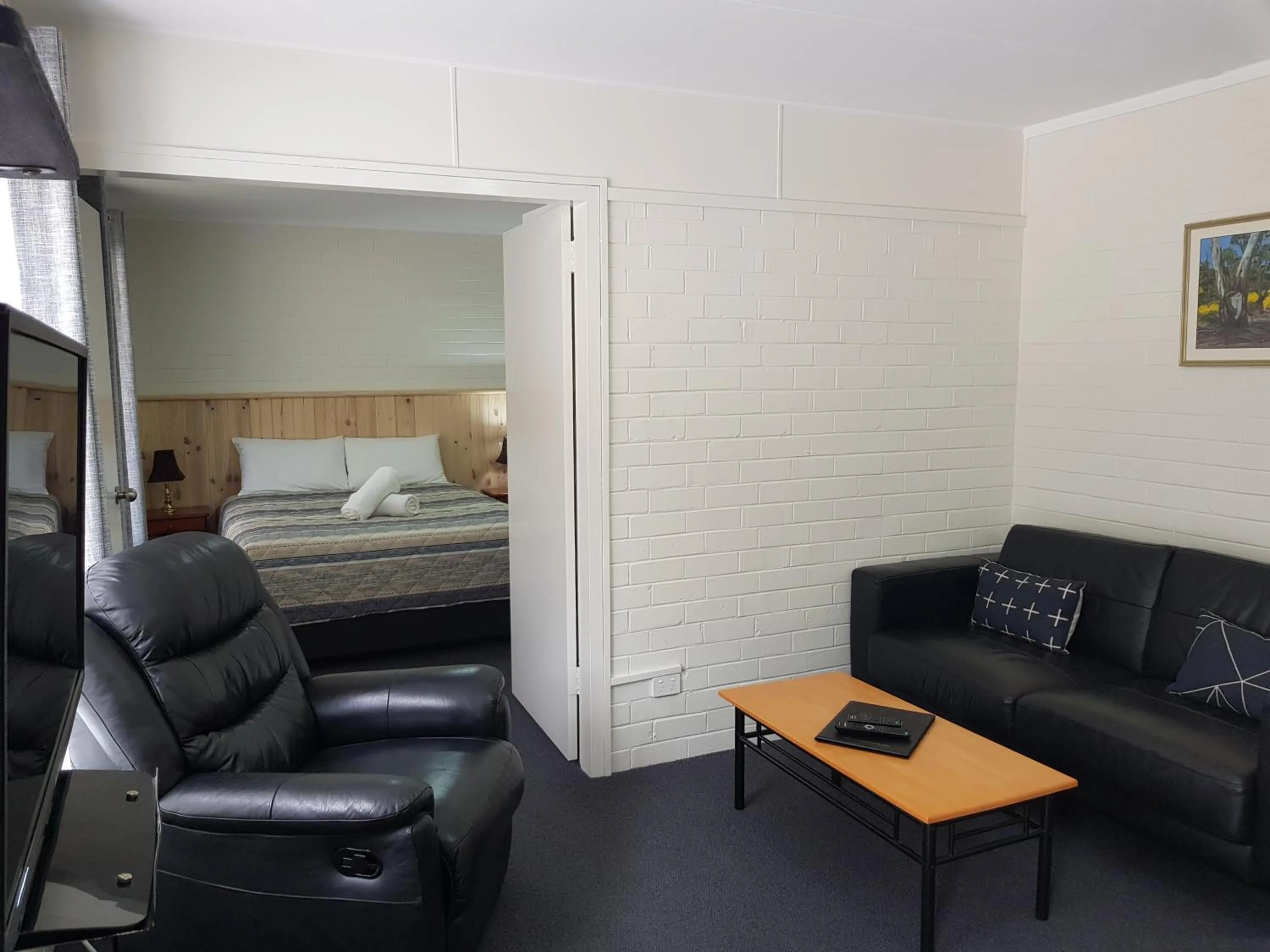 Living room, Bed in Grampians View Cottages and Units