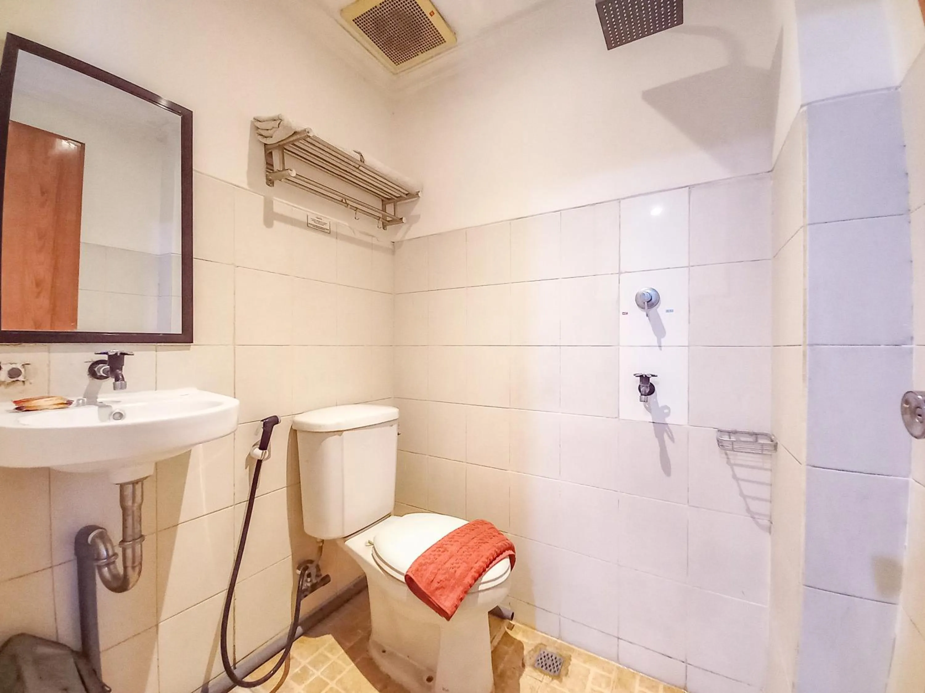 Bathroom in D Hans Hotel Syariah RedPartner near Wisata Religi Sunan Ampel Surabaya