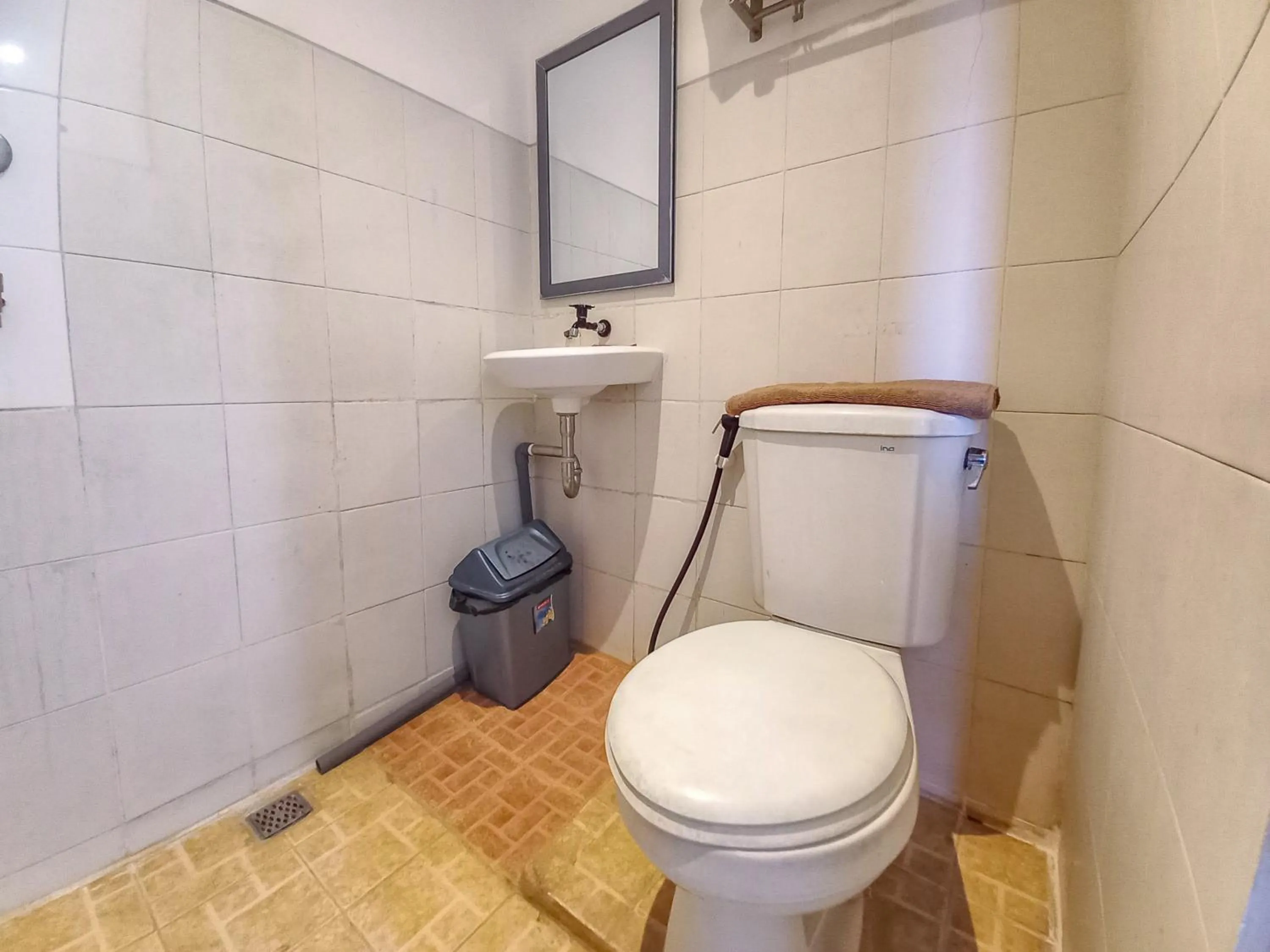 Bathroom in D Hans Hotel Syariah RedPartner near Wisata Religi Sunan Ampel Surabaya