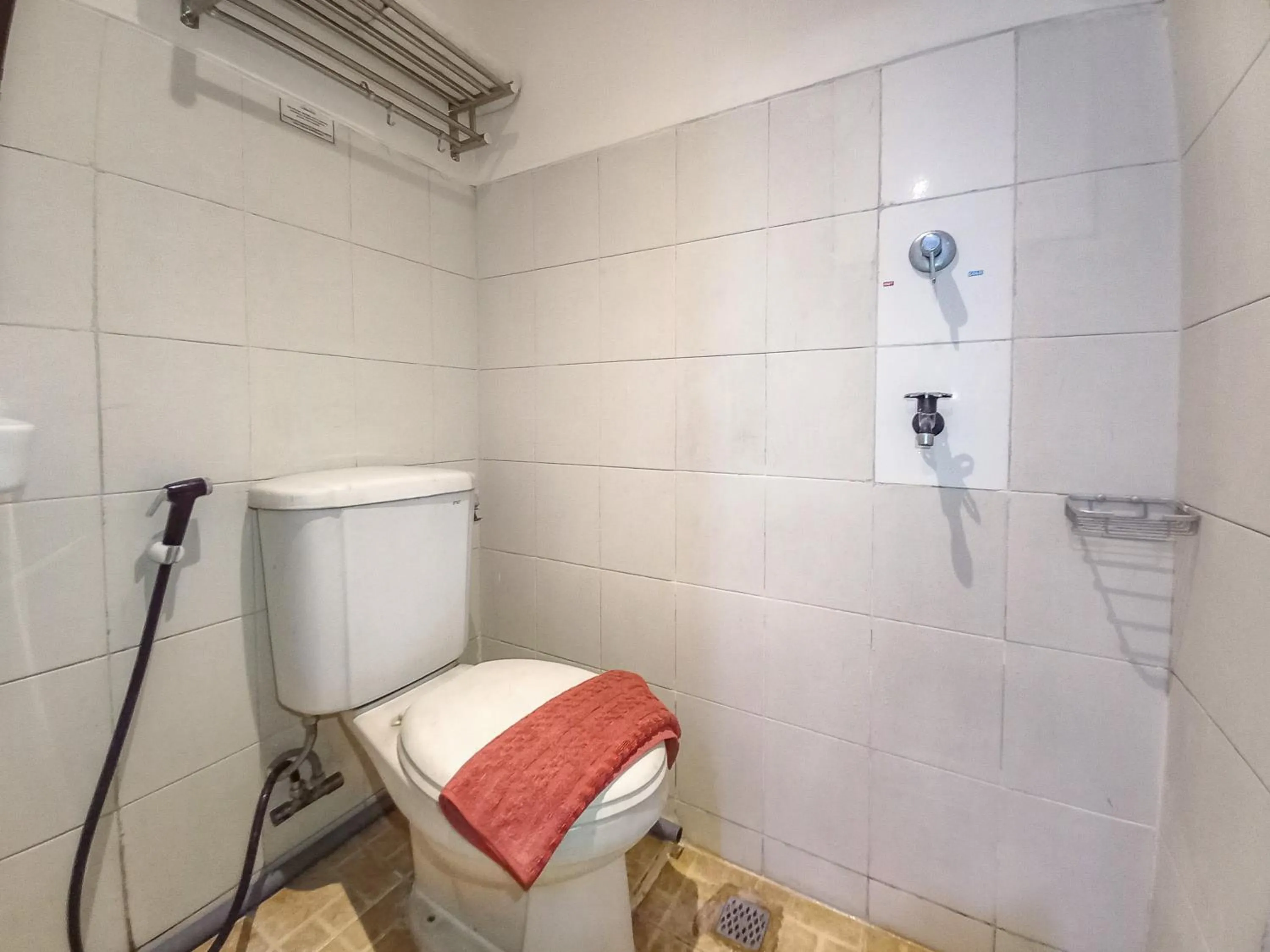 Bathroom in D Hans Hotel Syariah RedPartner near Wisata Religi Sunan Ampel Surabaya