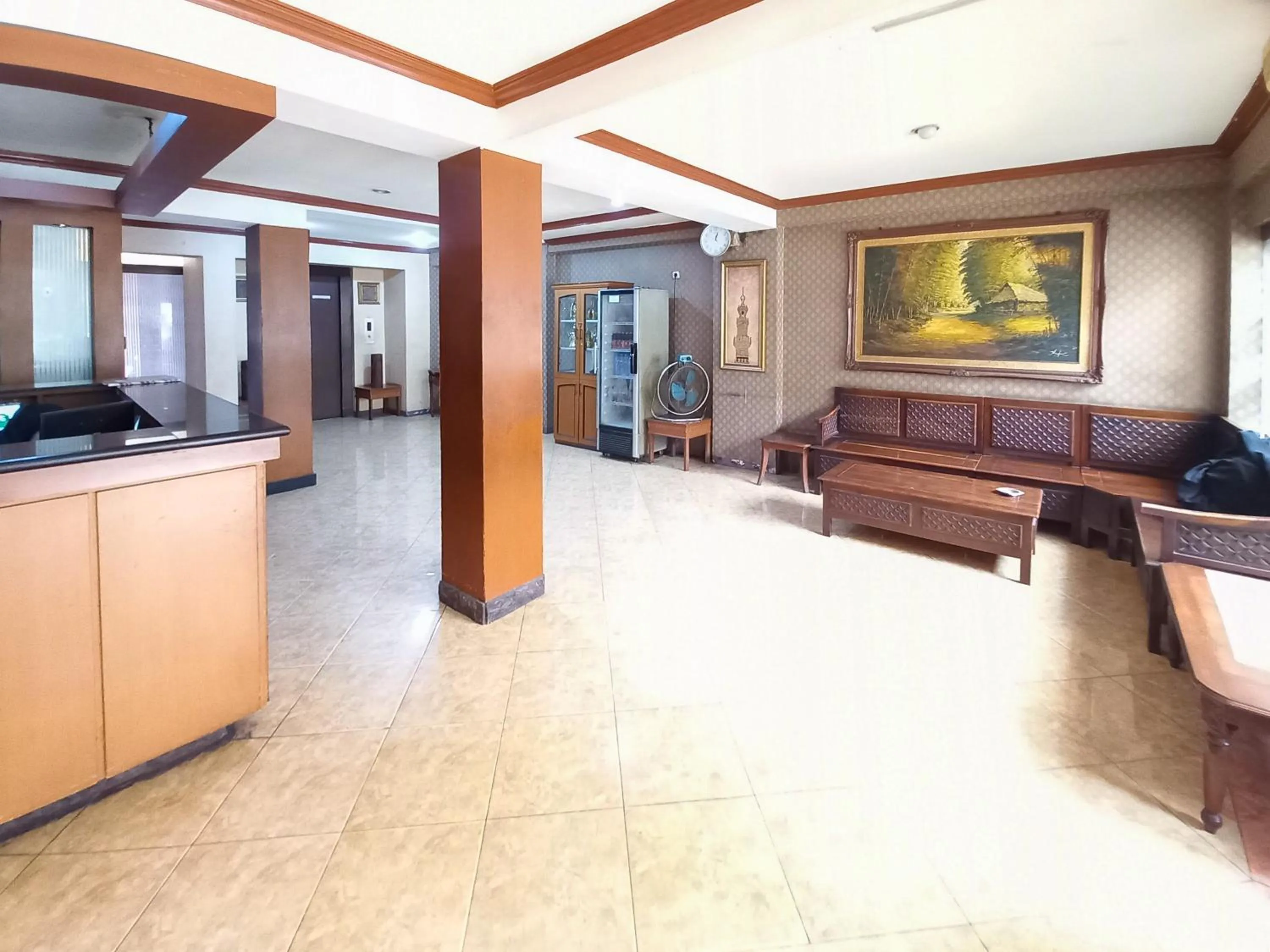 Lobby or reception in D Hans Hotel Syariah RedPartner near Wisata Religi Sunan Ampel Surabaya