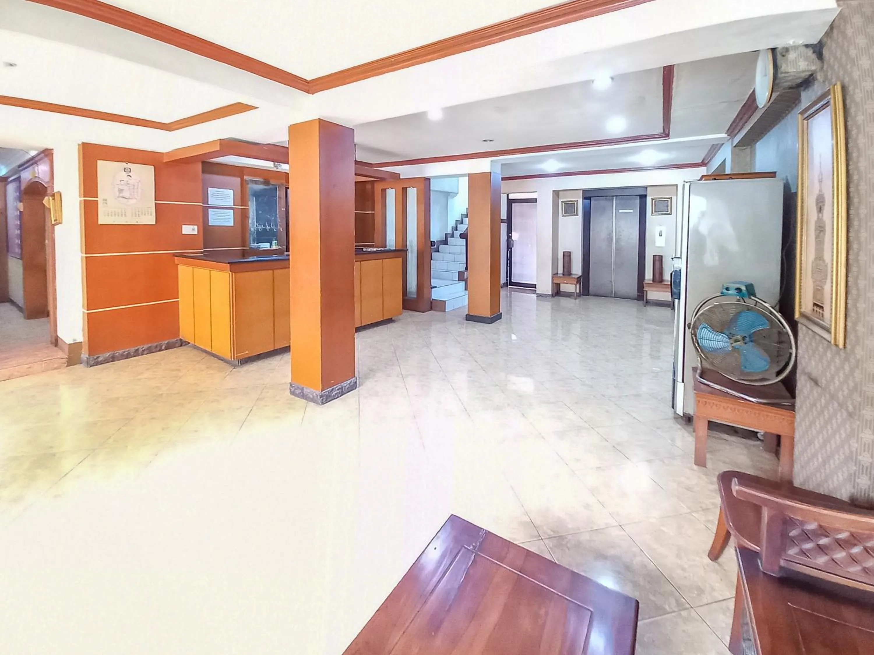 Lobby or reception in D Hans Hotel Syariah RedPartner near Wisata Religi Sunan Ampel Surabaya