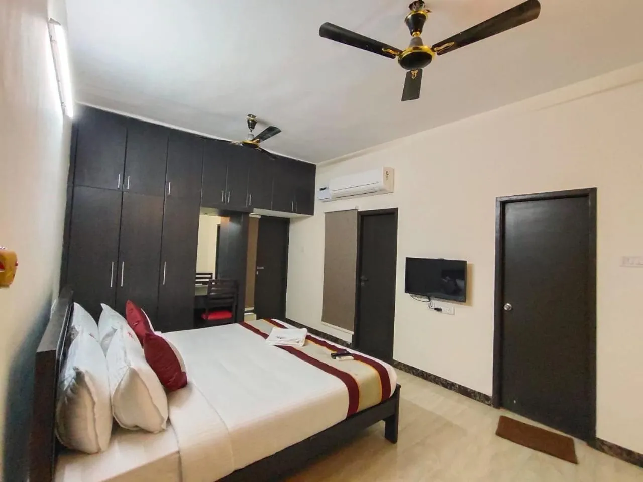 Photo of the whole room, Bed in Neighbour Inn-Elite