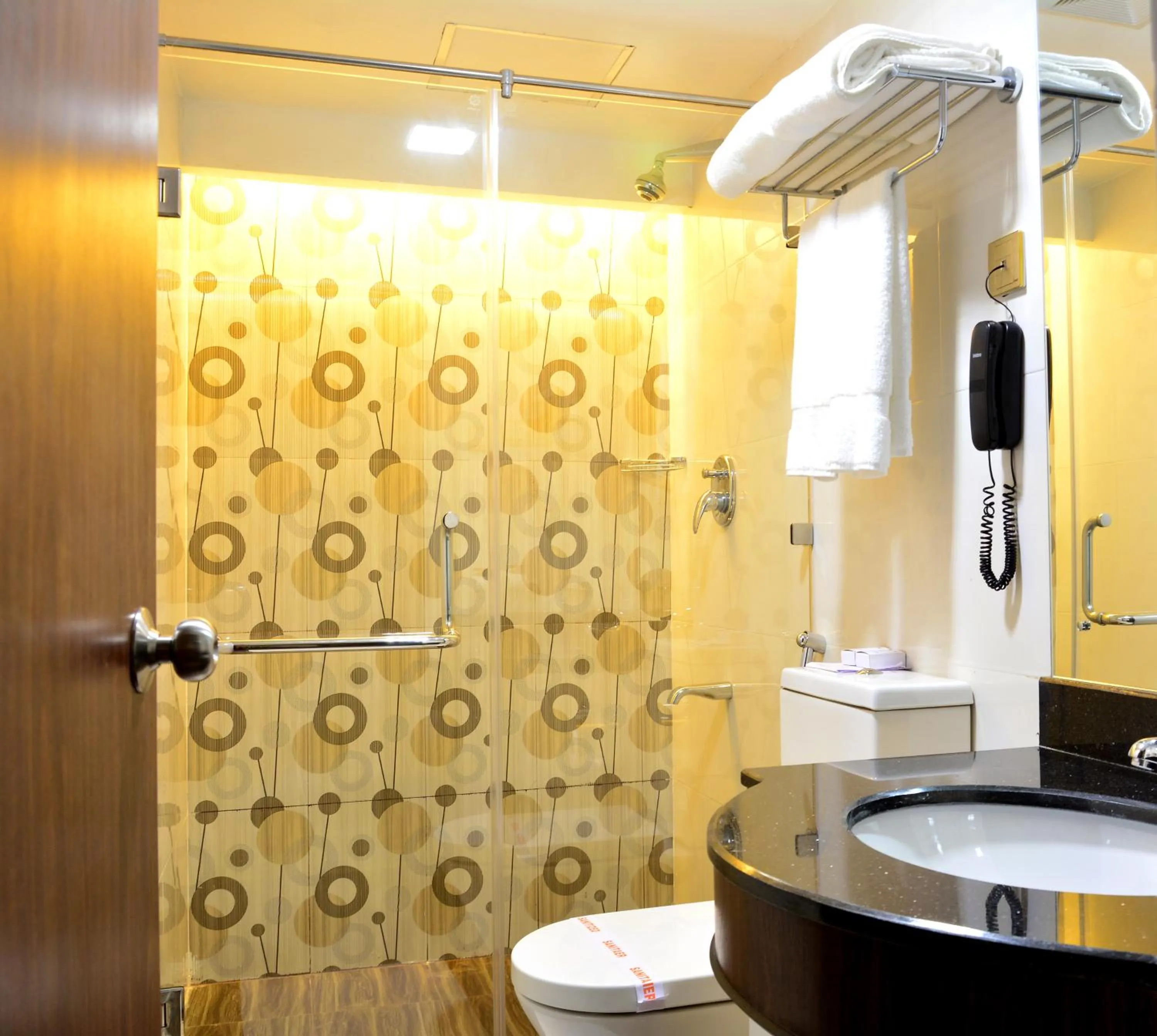 Bathroom in Pearl City Hotel